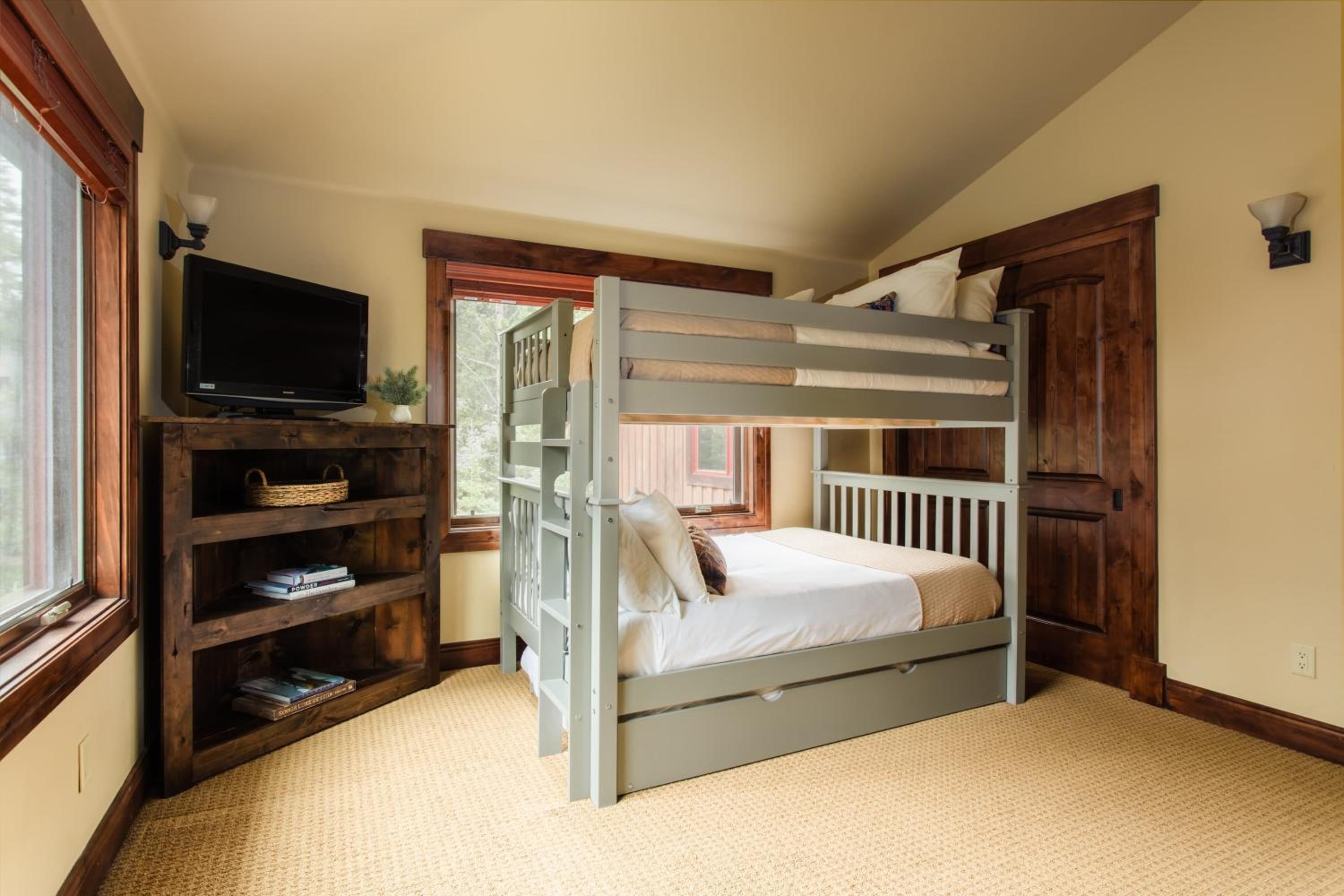 Peak 8 by AvantStay Spacious Modern Cabin w Hot Tub Views