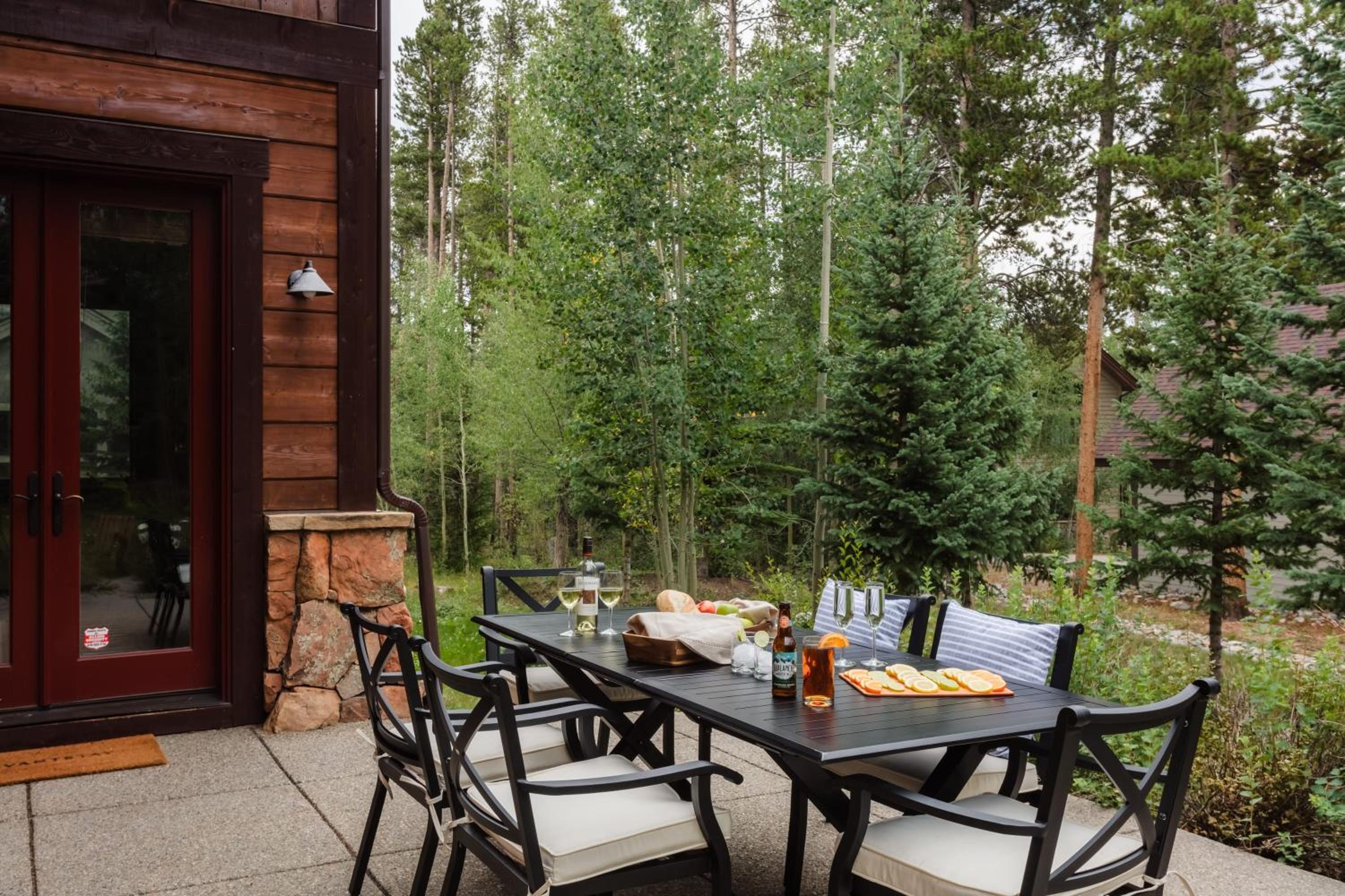 Peak 8 by AvantStay Spacious Modern Cabin w Hot Tub Views