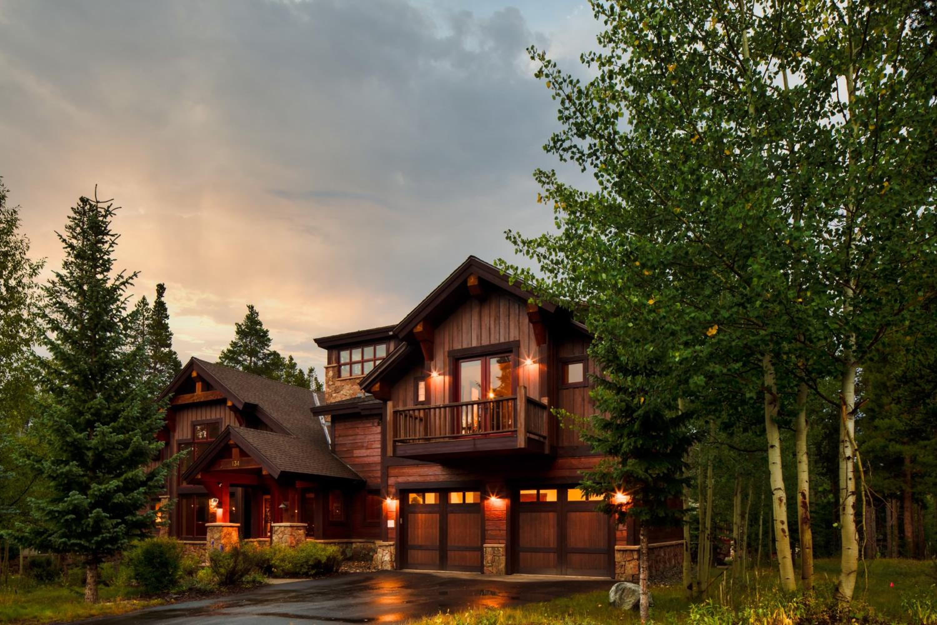 Peak 8 by AvantStay Spacious Modern Cabin w Hot Tub Views