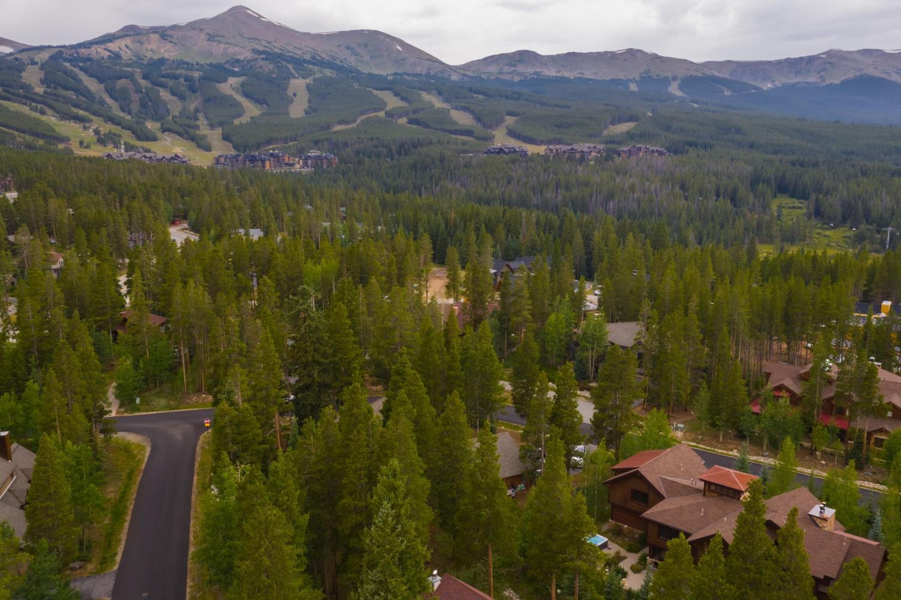 Peak 8 by AvantStay Spacious Modern Cabin w Hot Tub Views