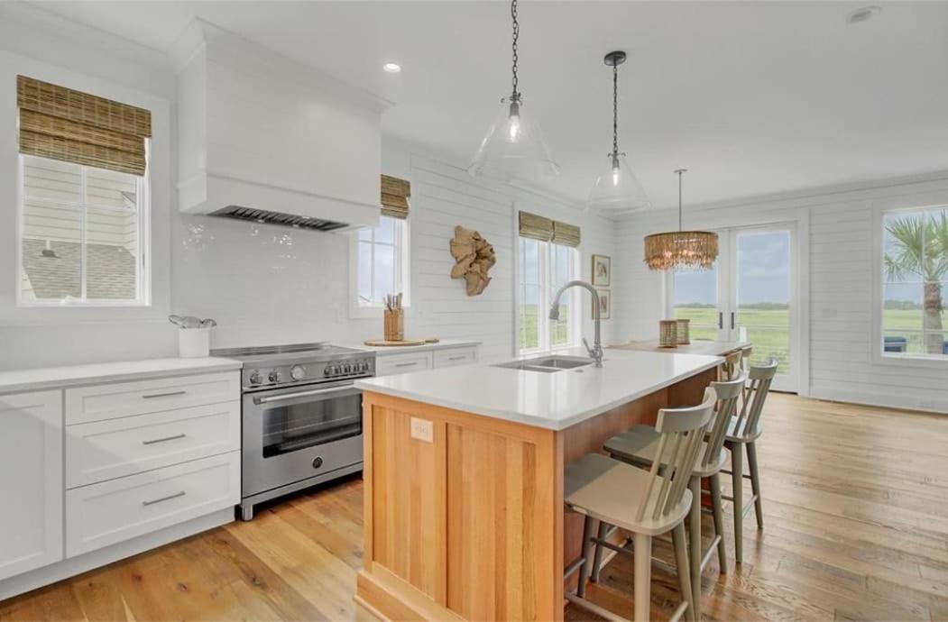 17 Marsh Island Lane by AvantStay Modern Home w Amazing Views