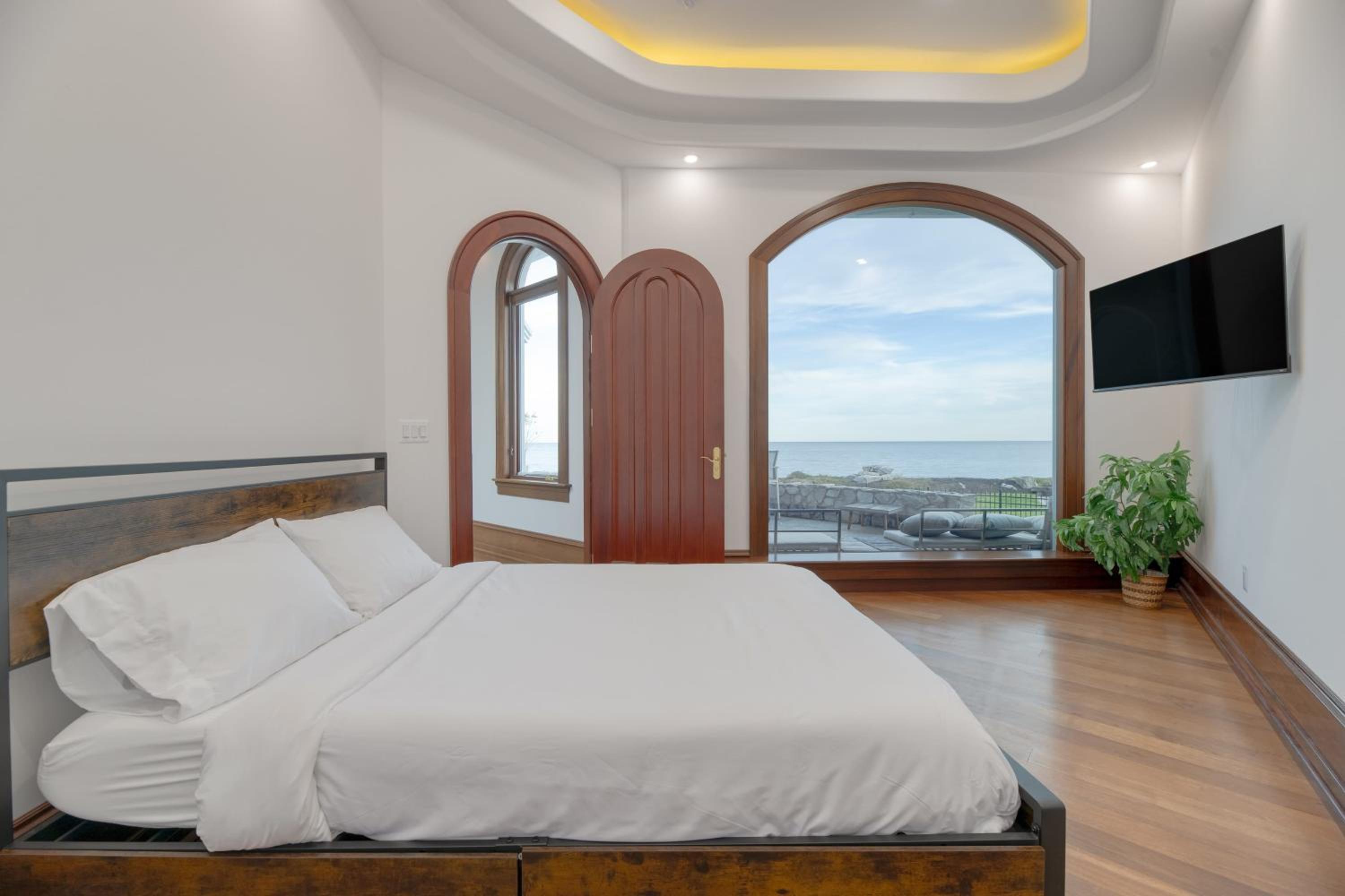 Bay Estate Luxe Waterfront Home w Private Pier MainGuest House Bay Views