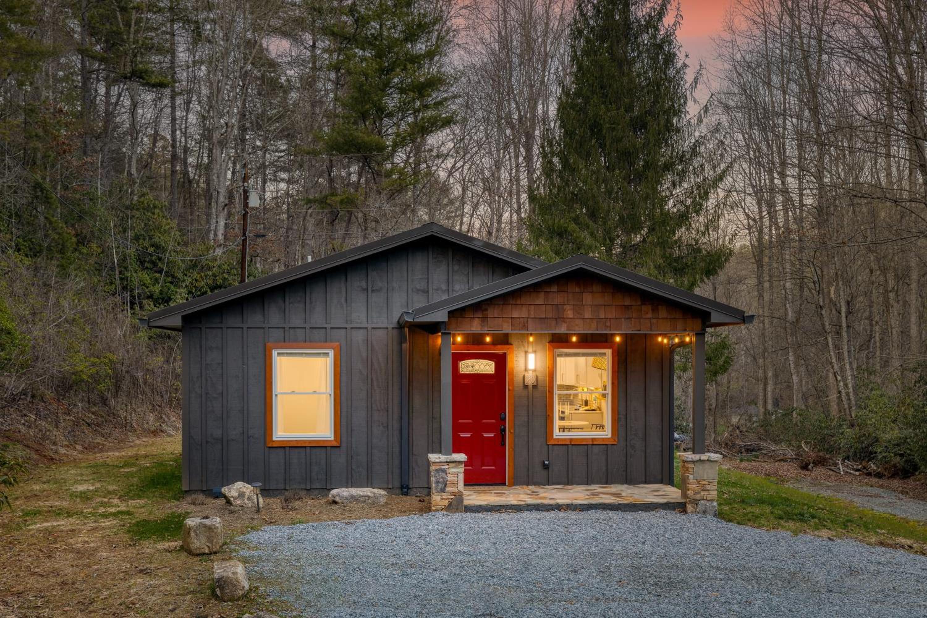 Bear’s Place by AvantStay Cozy Mountain Cabin in Brevard Firepit