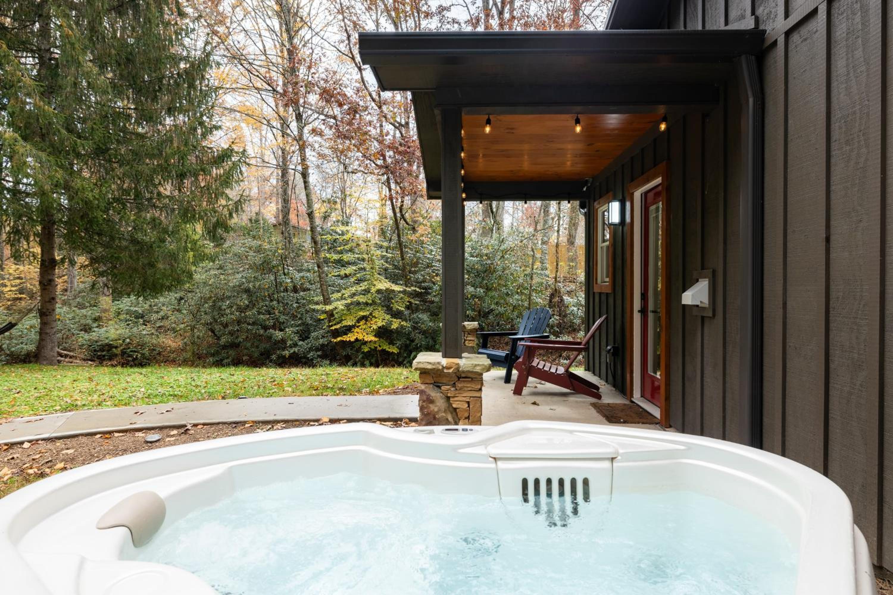 Bear’s Place by AvantStay Cozy Mountain Cabin in Brevard Firepit