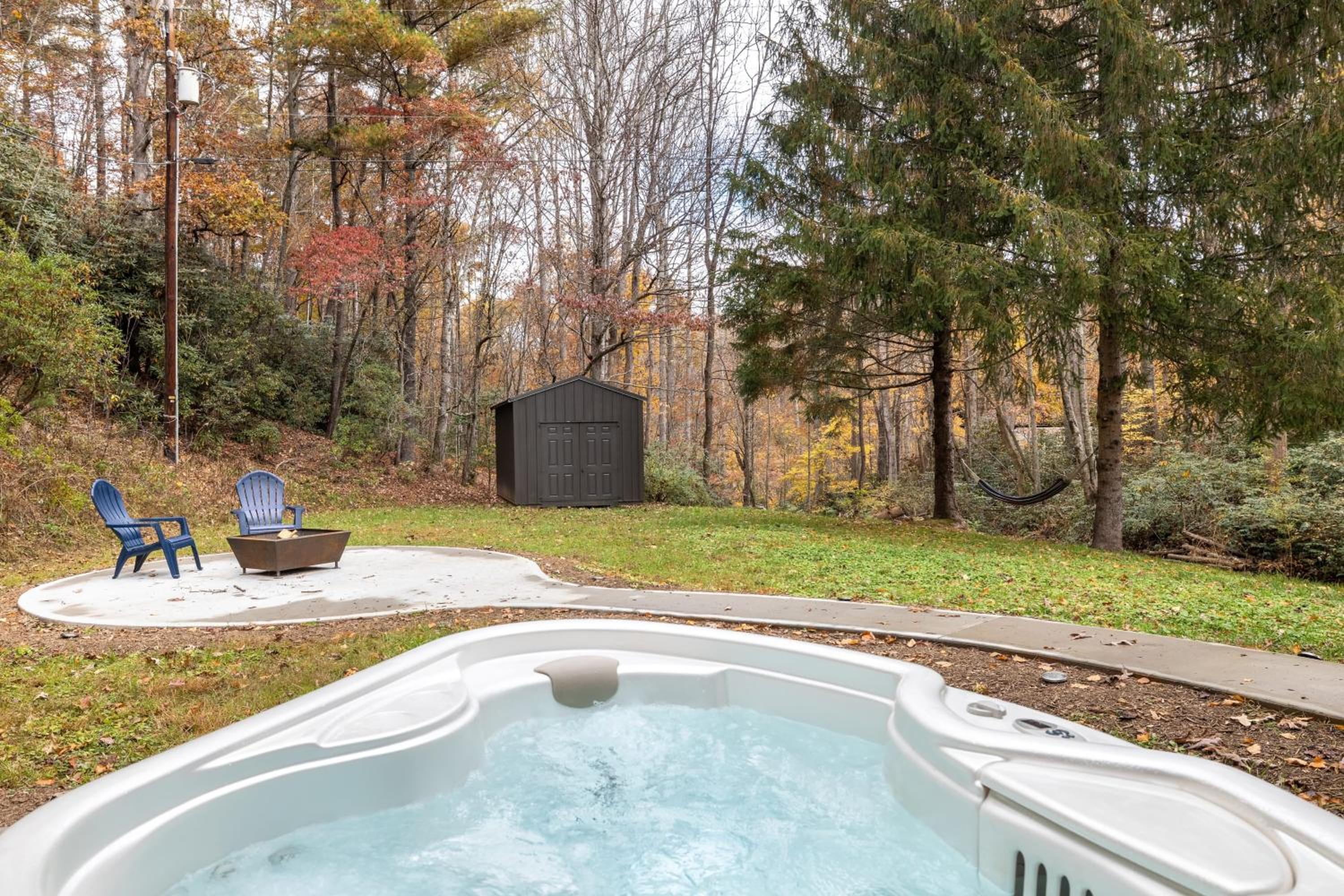 Bear’s Place by AvantStay Cozy Mountain Cabin in Brevard Firepit