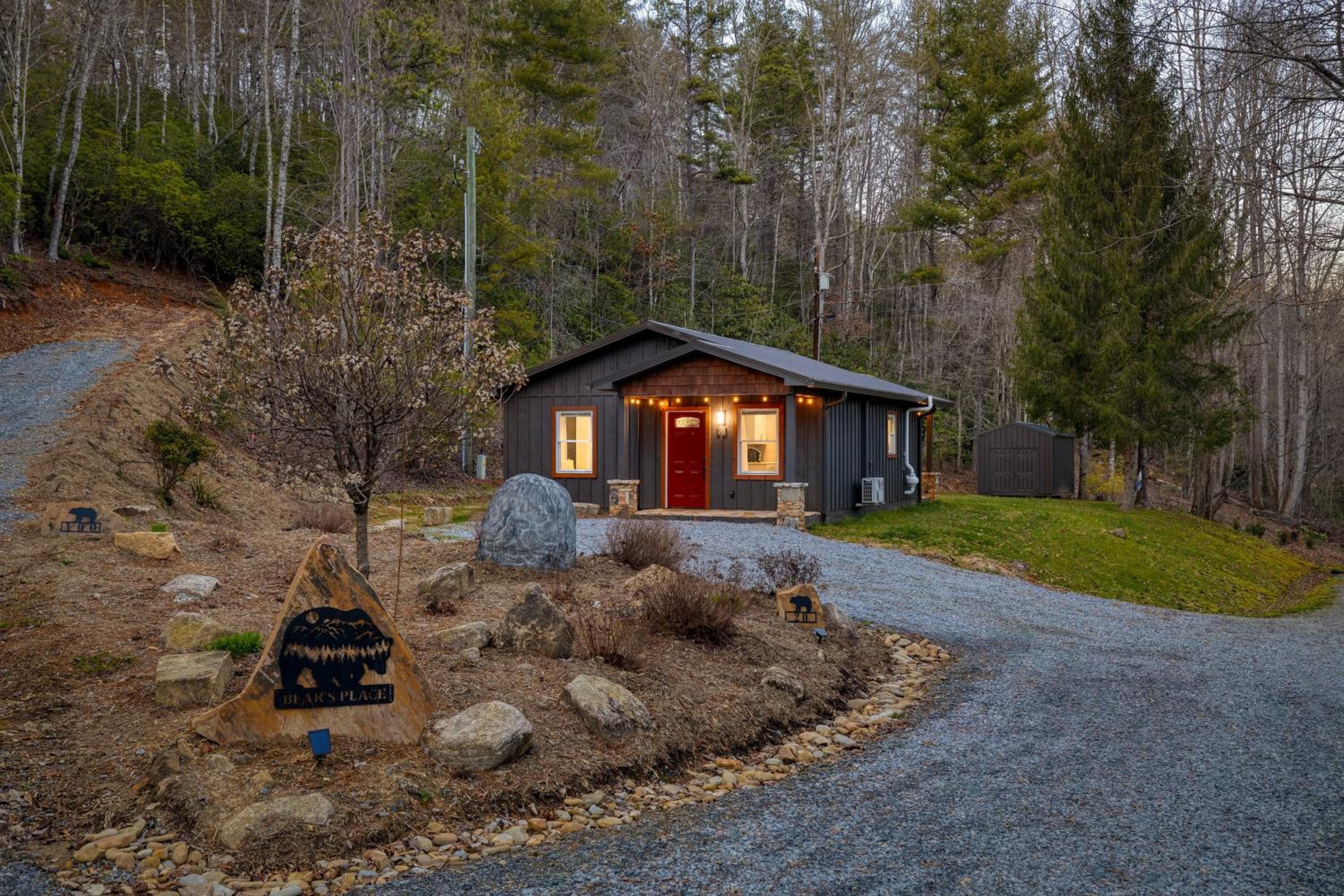 Bear’s Place by AvantStay Cozy Mountain Cabin in Brevard Firepit