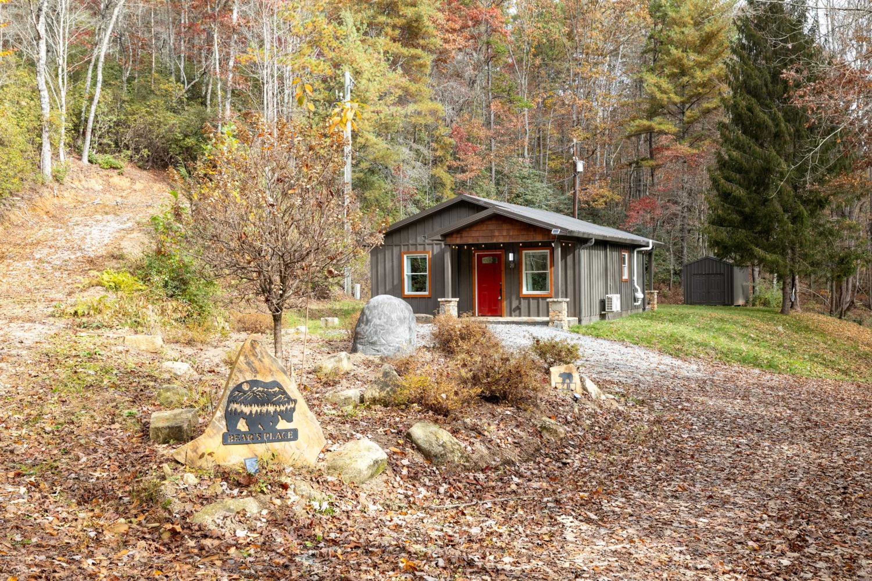 Bear’s Place by AvantStay Cozy Mountain Cabin in Brevard Firepit