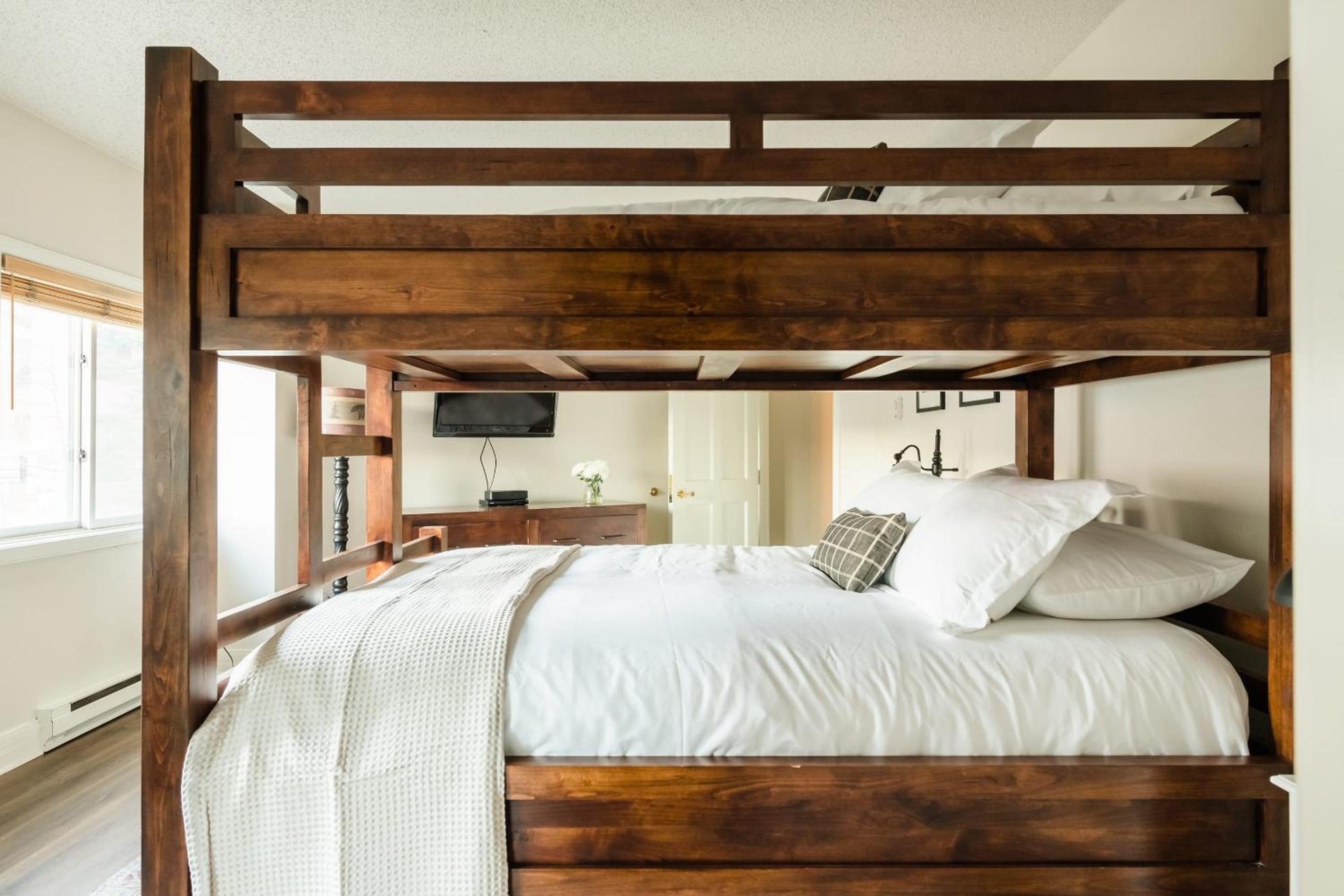 Rocker by AvantStay Gorgeous Ski-In Ski-Out Cabin in Heart of Breck