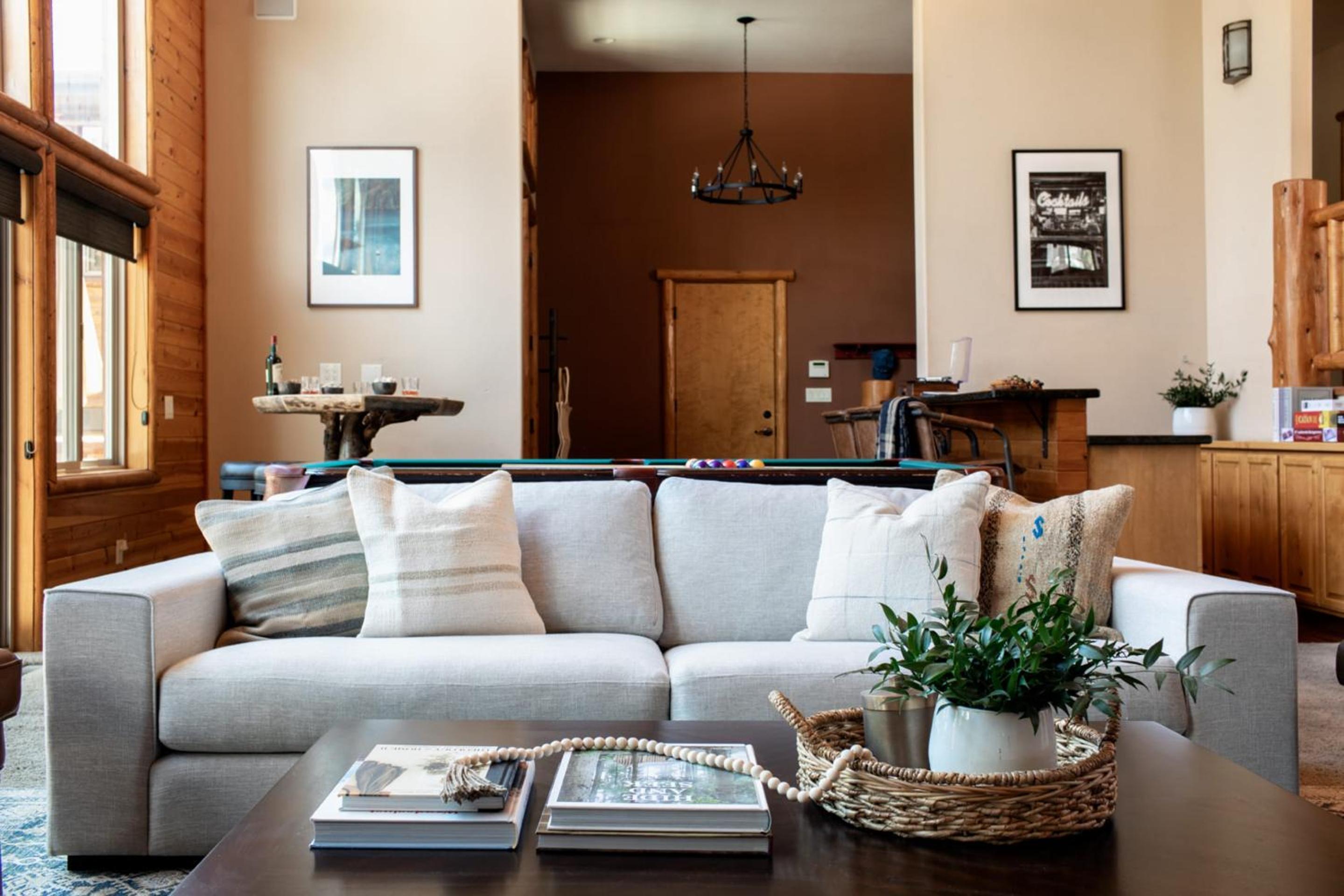 Bernard by AvantStay Luxurious Cabin in Big Bear w Hot Tub Pool Table