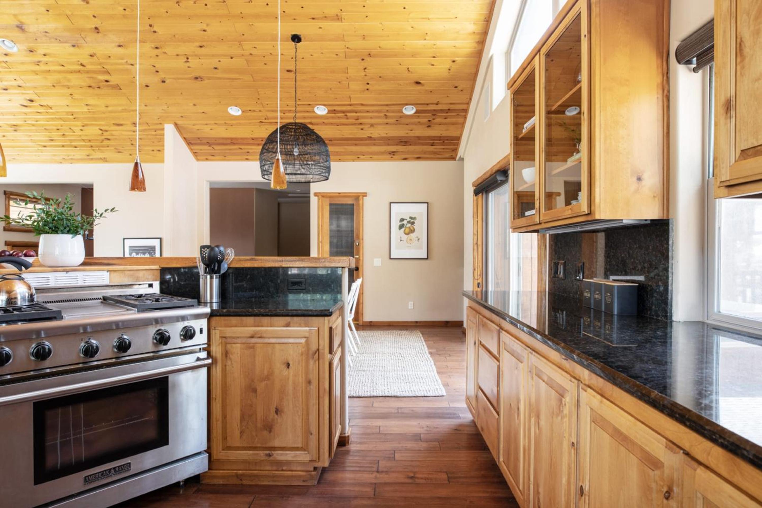 Bernard by AvantStay Luxurious Cabin in Big Bear w Hot Tub Pool Table