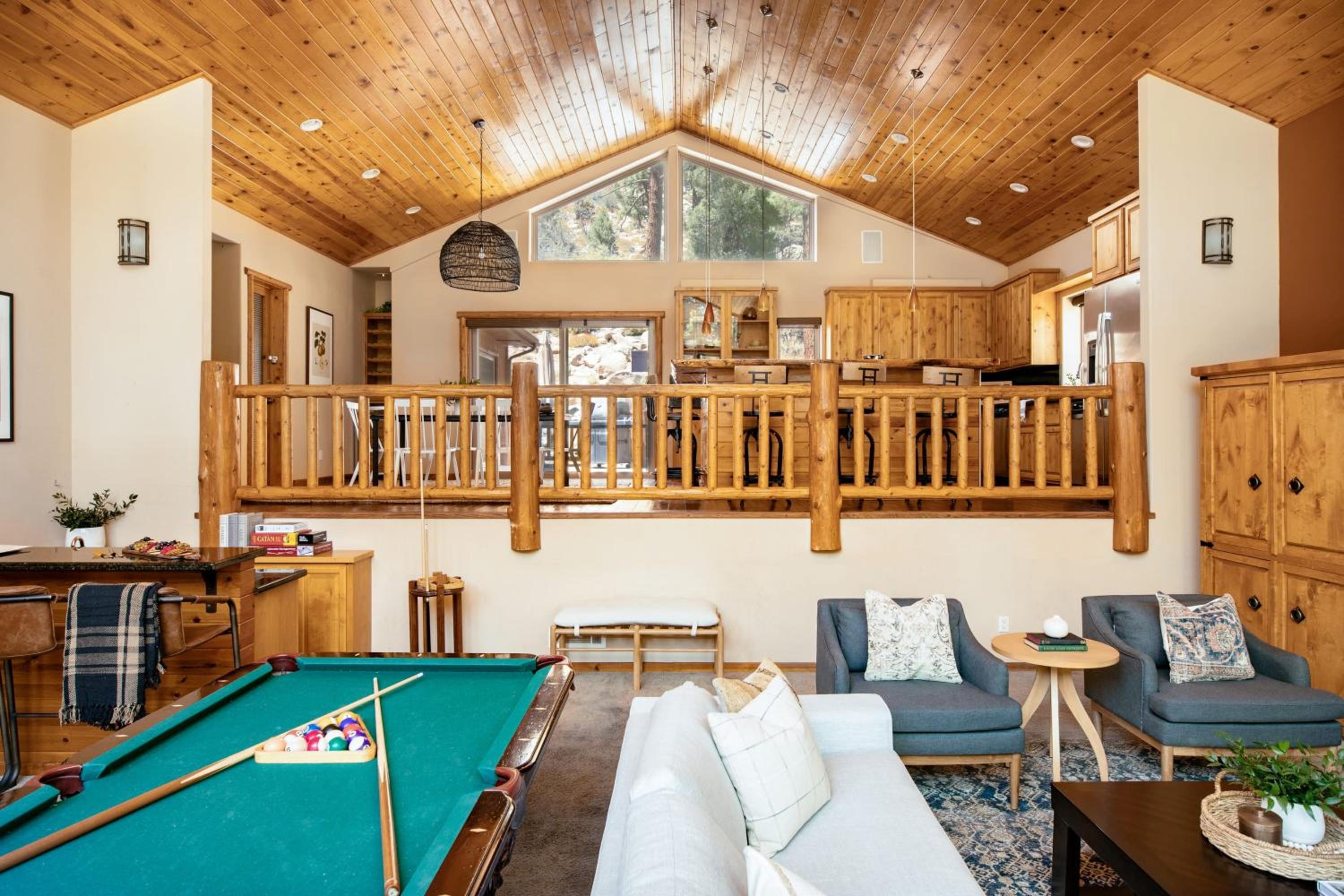 Bernard by AvantStay Luxurious Cabin in Big Bear w Hot Tub Pool Table