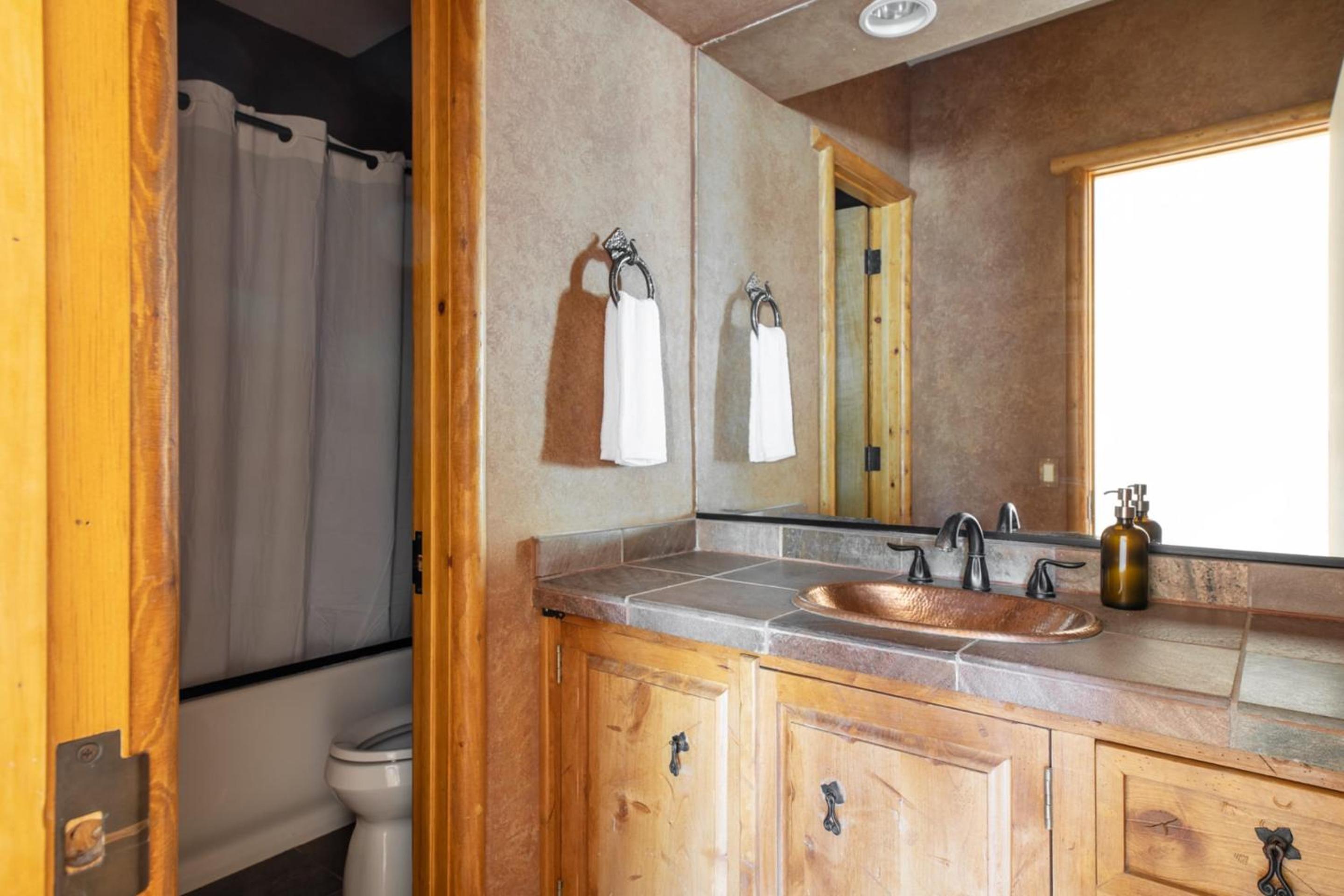 Bernard by AvantStay Luxurious Cabin in Big Bear w Hot Tub Pool Table