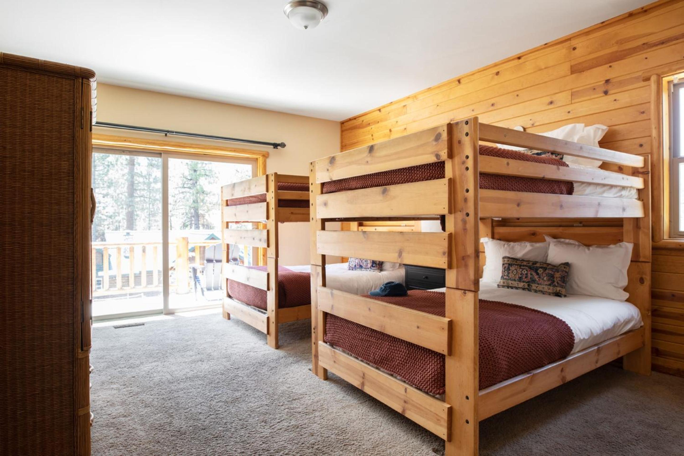 Bernard by AvantStay Luxurious Cabin in Big Bear w Hot Tub Pool Table