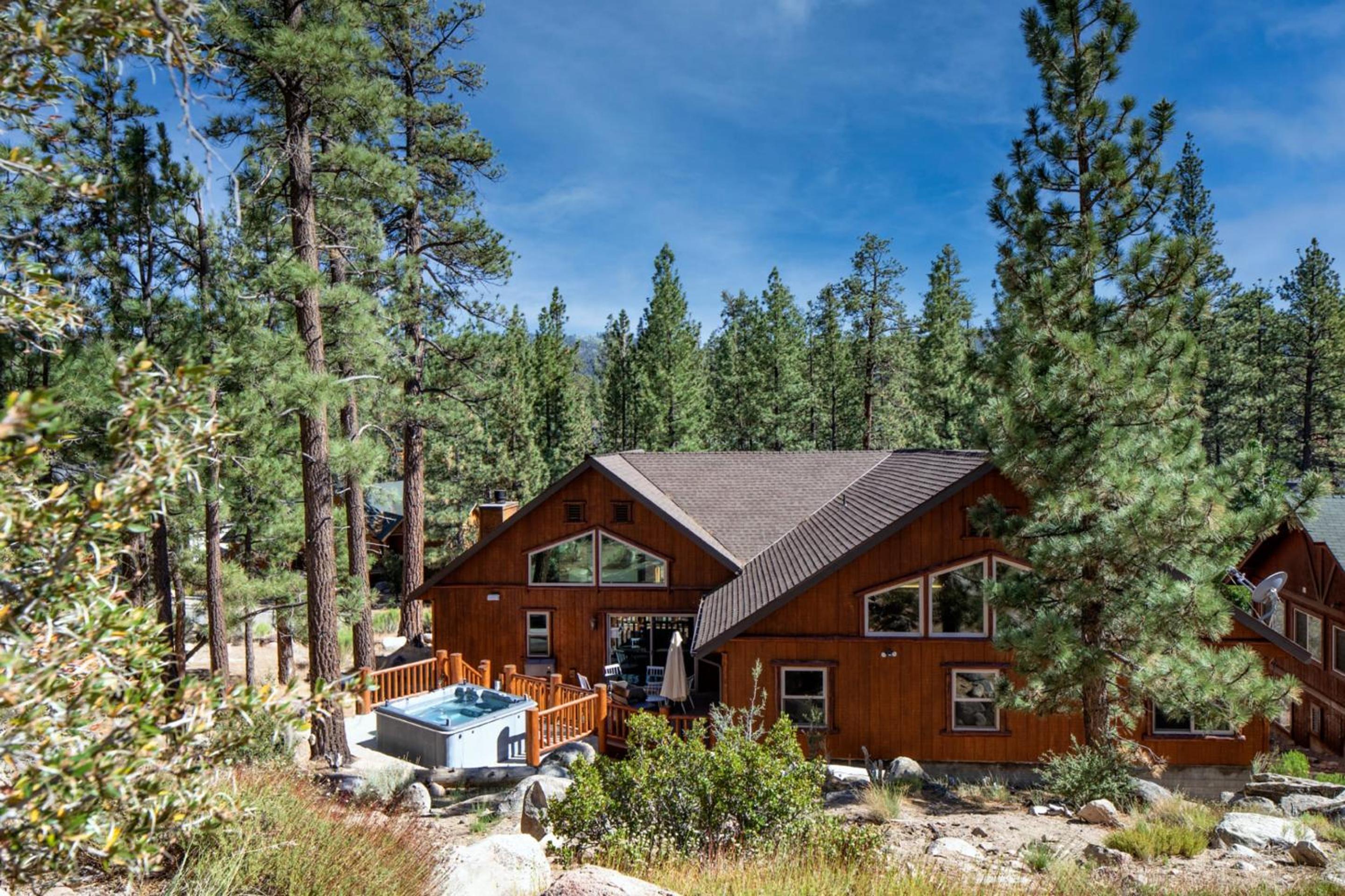 Bernard by AvantStay Luxurious Cabin in Big Bear w Hot Tub Pool Table