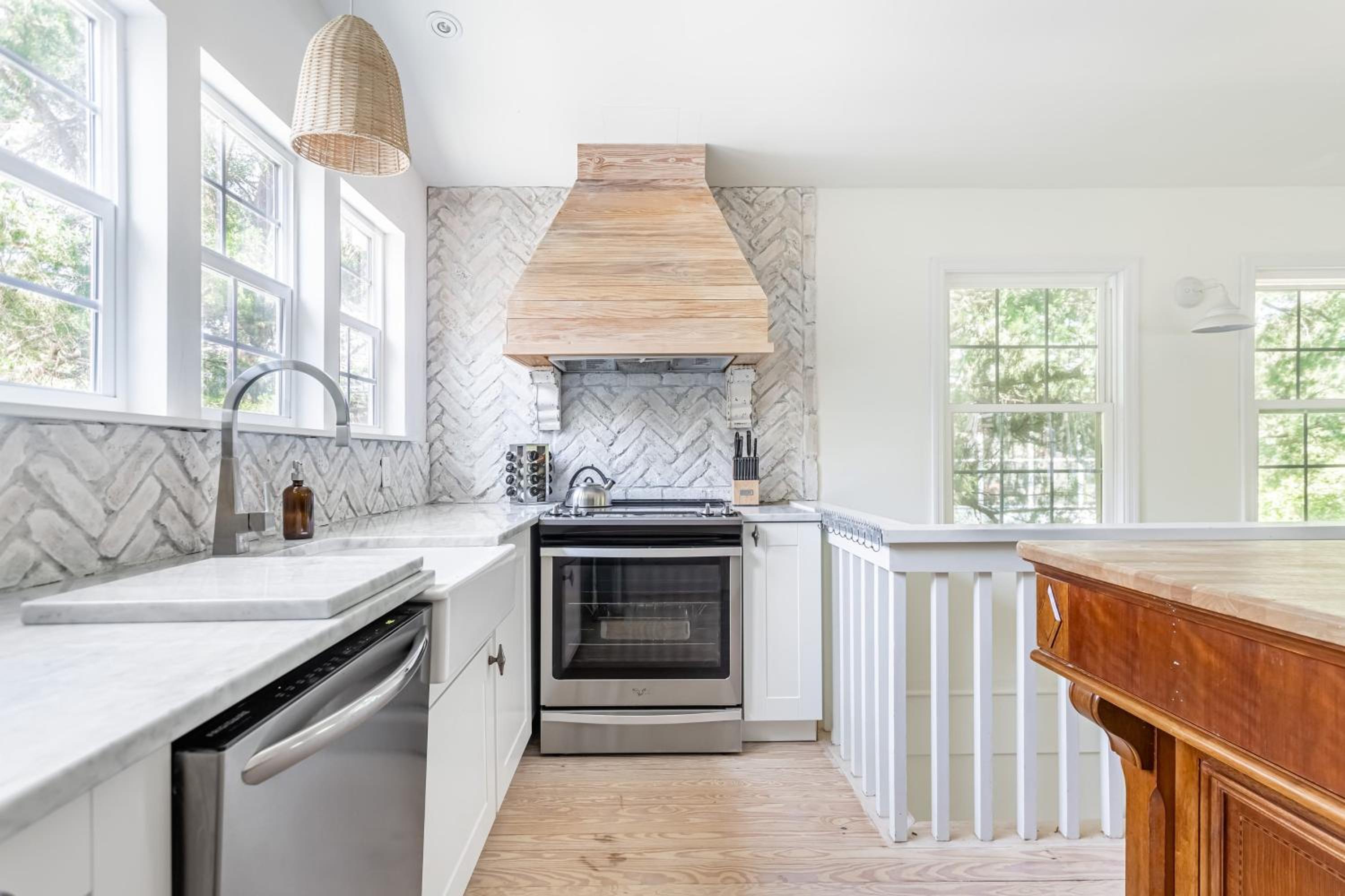 Cast Away by AvantStay Stunning Modern Home Near Beach w Two Kitchens