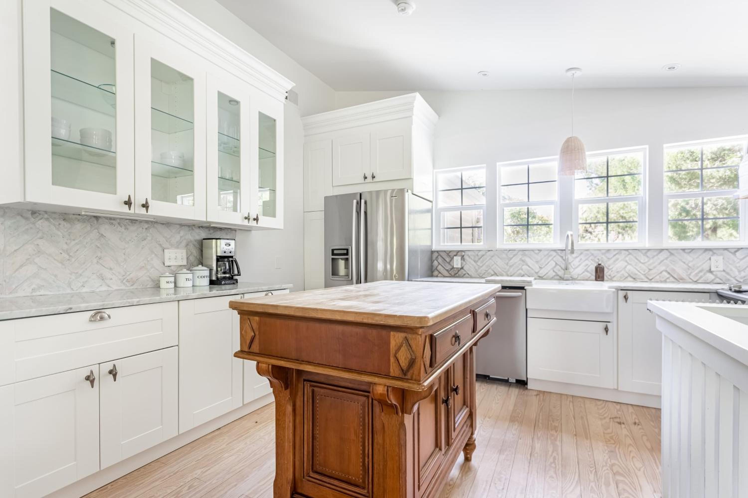 Cast Away by AvantStay Stunning Modern Home Near Beach w Two Kitchens