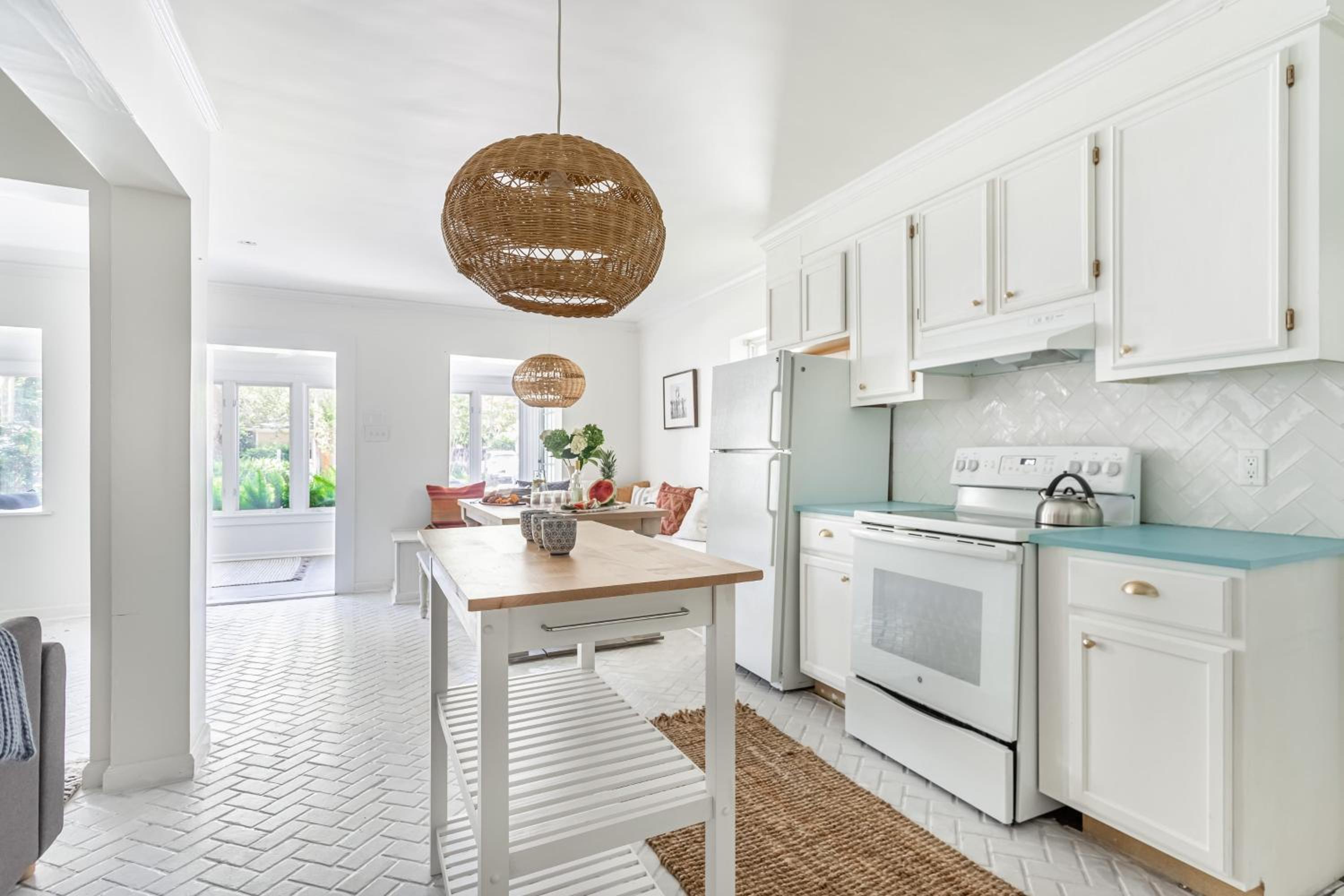 Cast Away by AvantStay Stunning Modern Home Near Beach w Two Kitchens