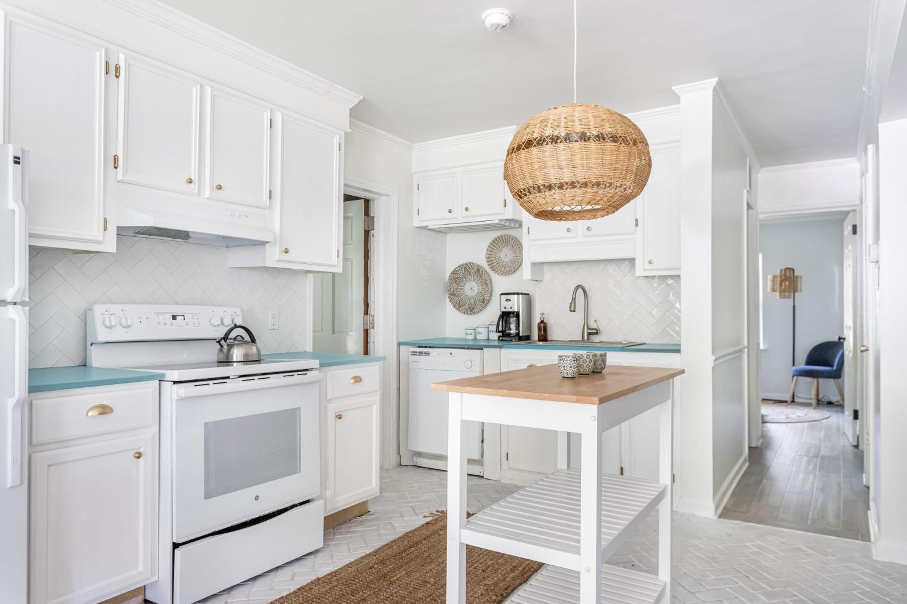 Cast Away by AvantStay Stunning Modern Home Near Beach w Two Kitchens