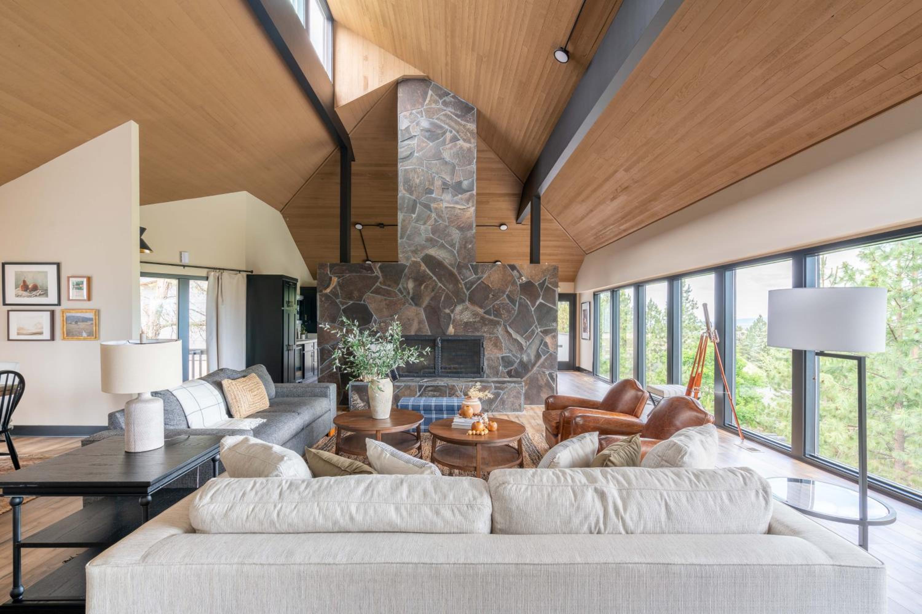Big Sky by AvantStay Mountain Home w Great Views Hot Tub Al Fresco Dining