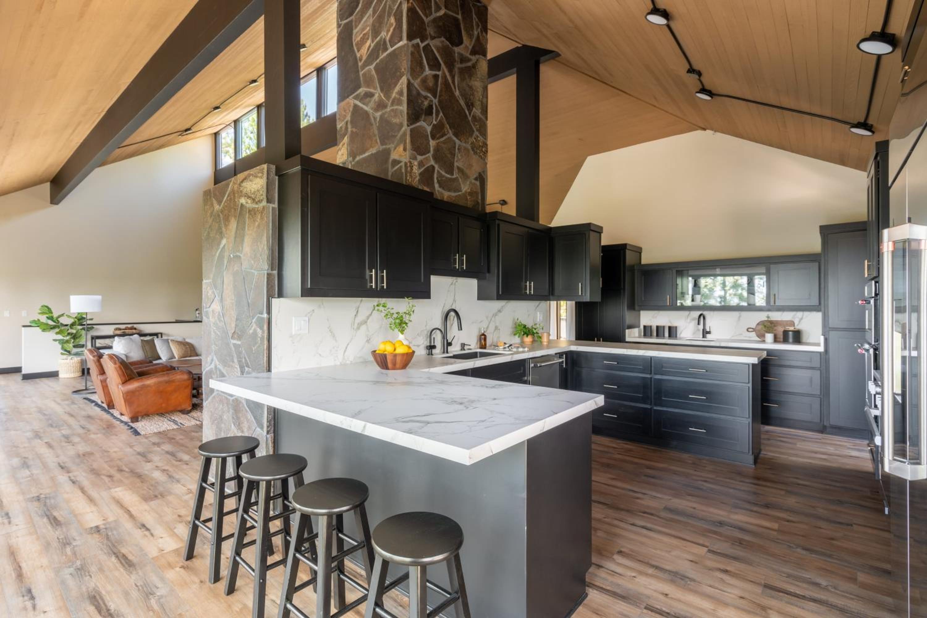 Big Sky by AvantStay Mountain Home w Great Views Hot Tub Al Fresco Dining