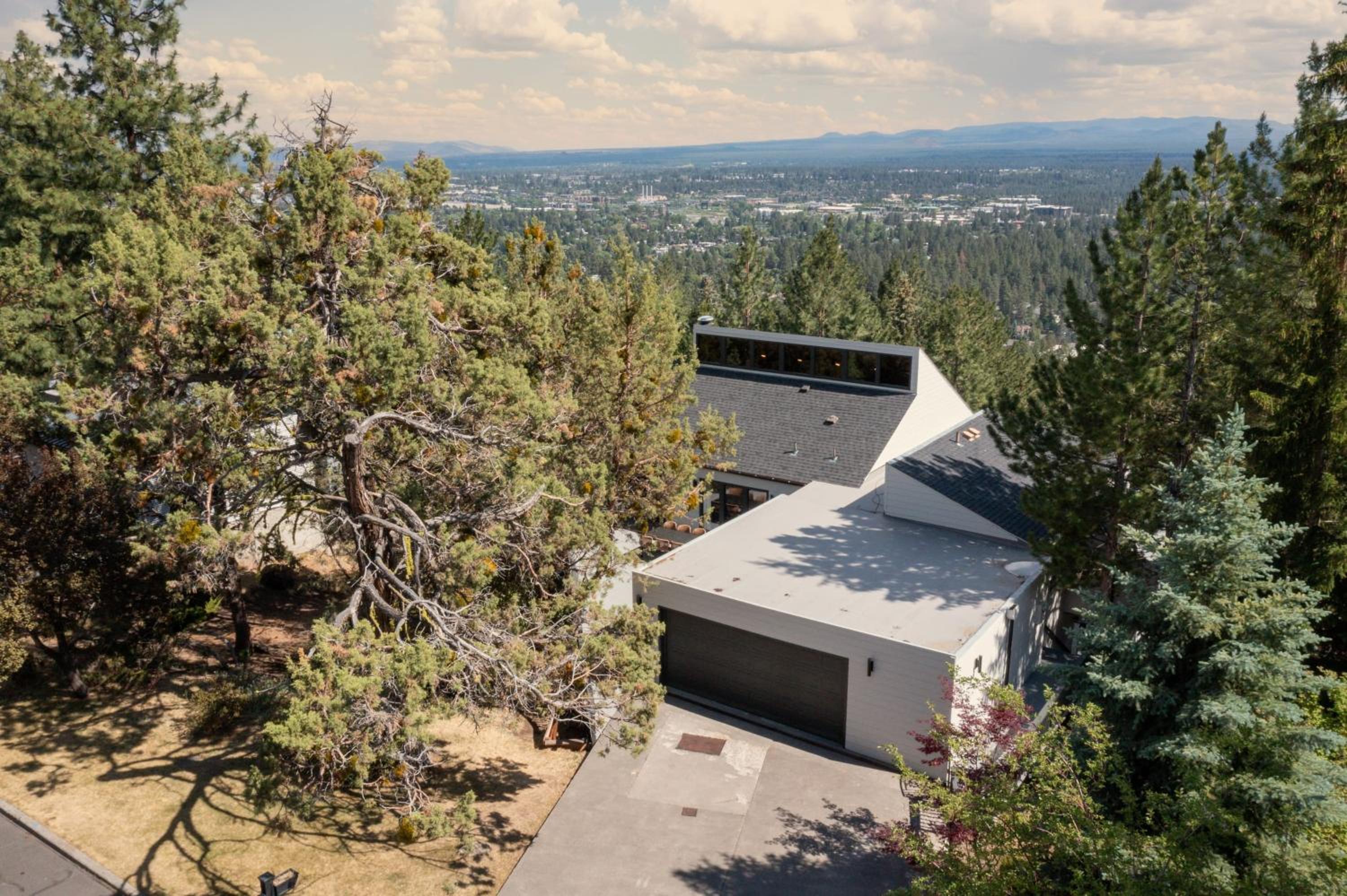 Big Sky by AvantStay Mountain Home w Great Views Hot Tub Al Fresco Dining