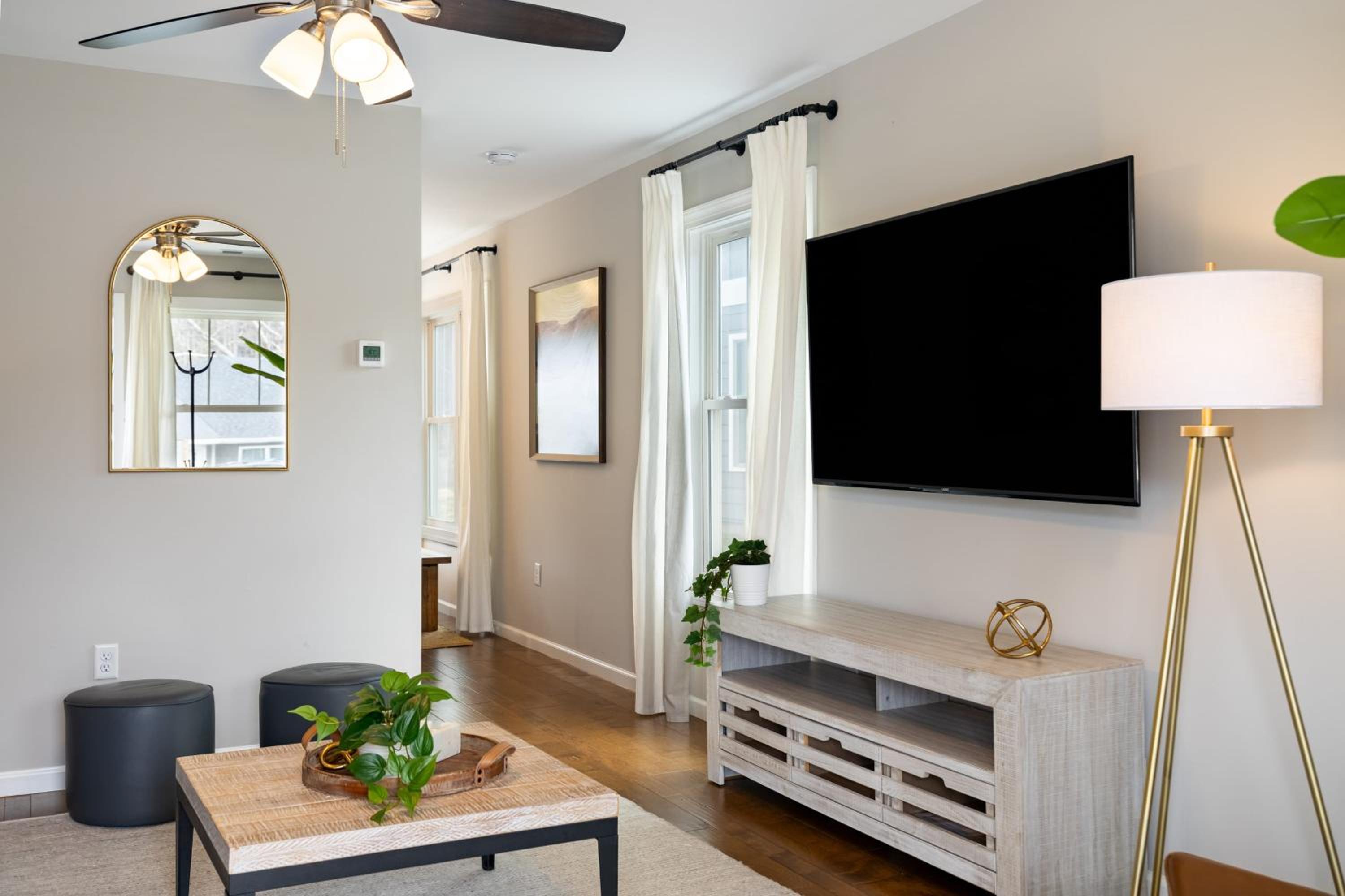 Silver Maple by AvantStay Modern Stylish Haven