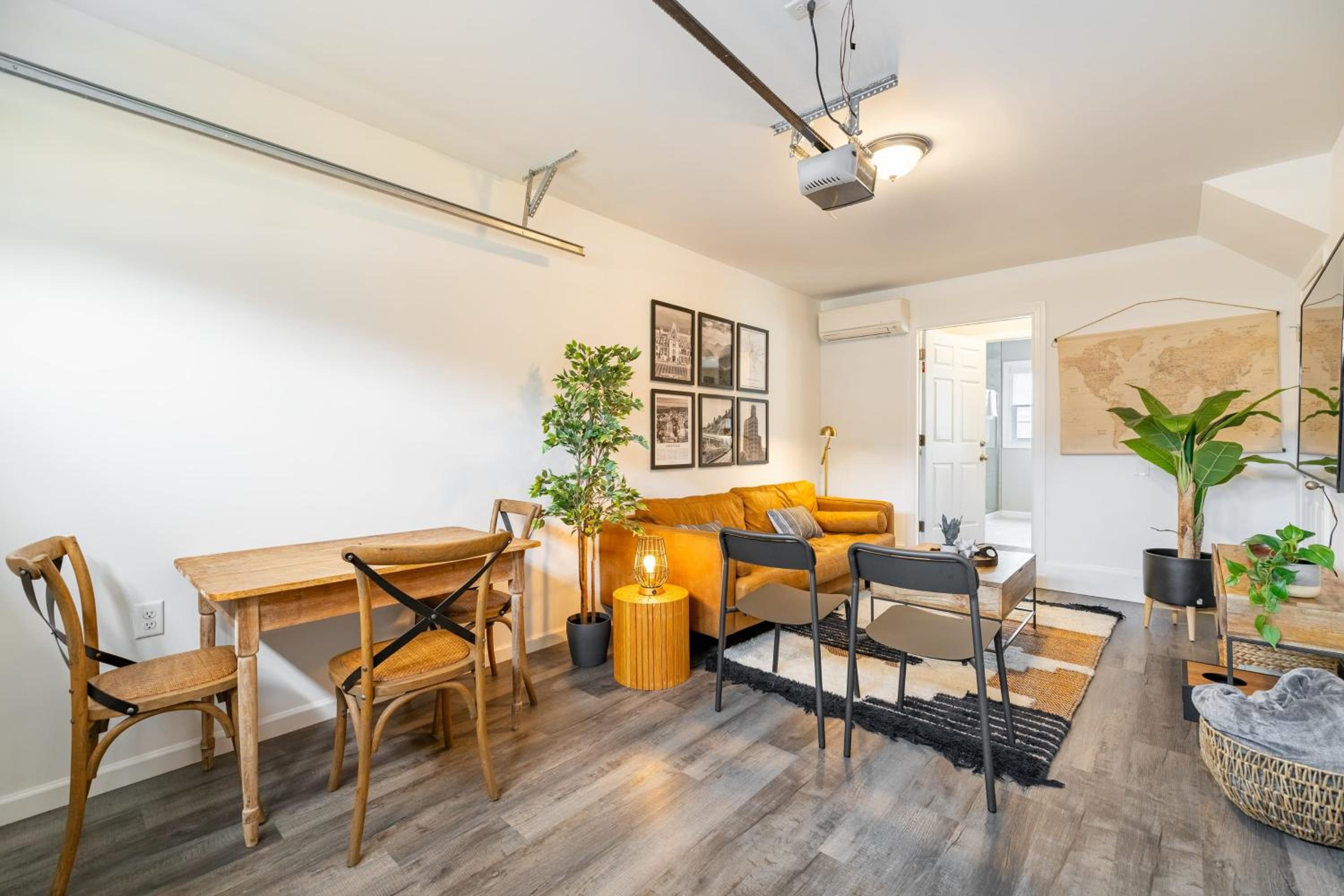 Silver Maple by AvantStay Modern Stylish Haven