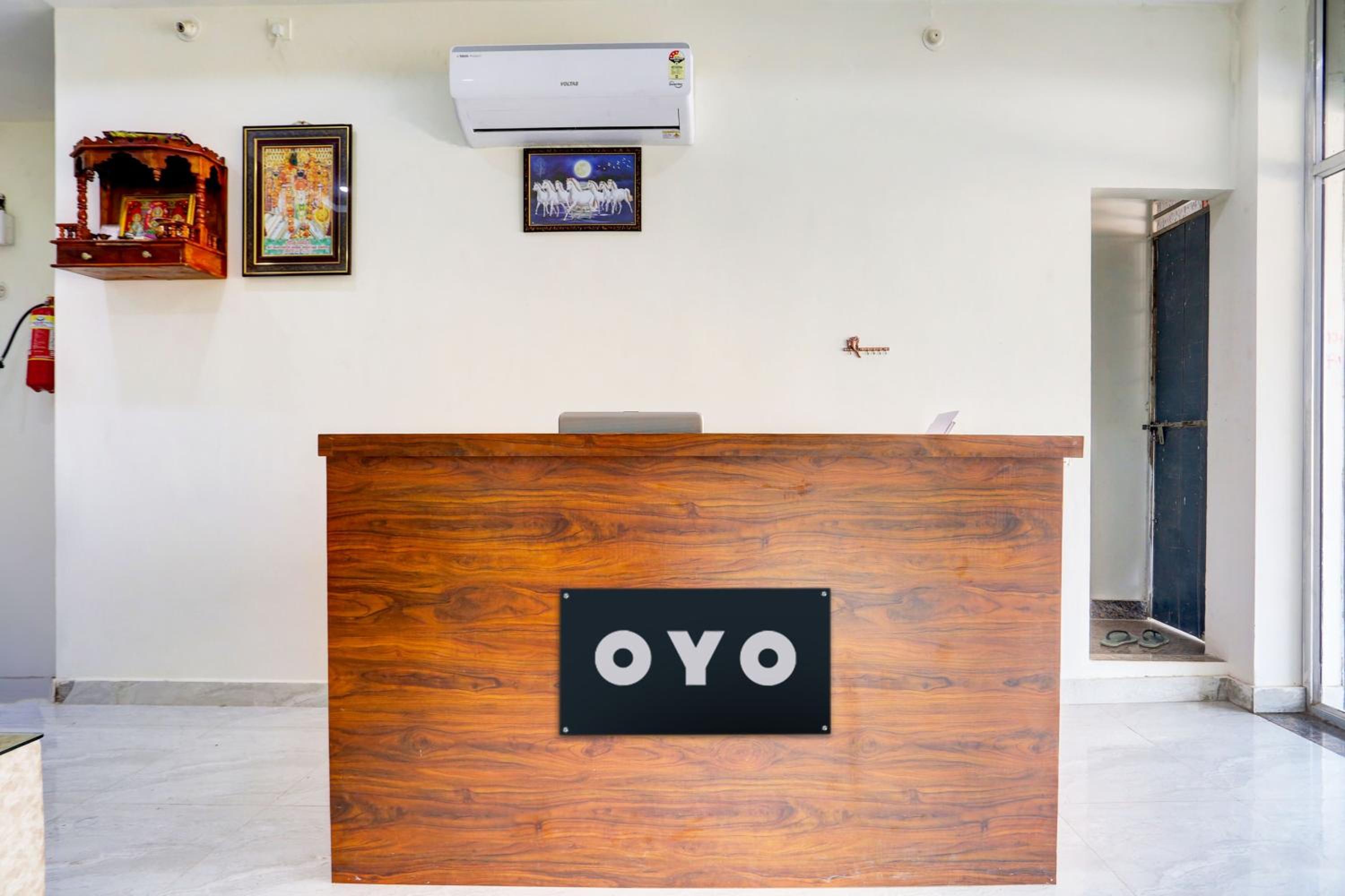 Lobby & Reception