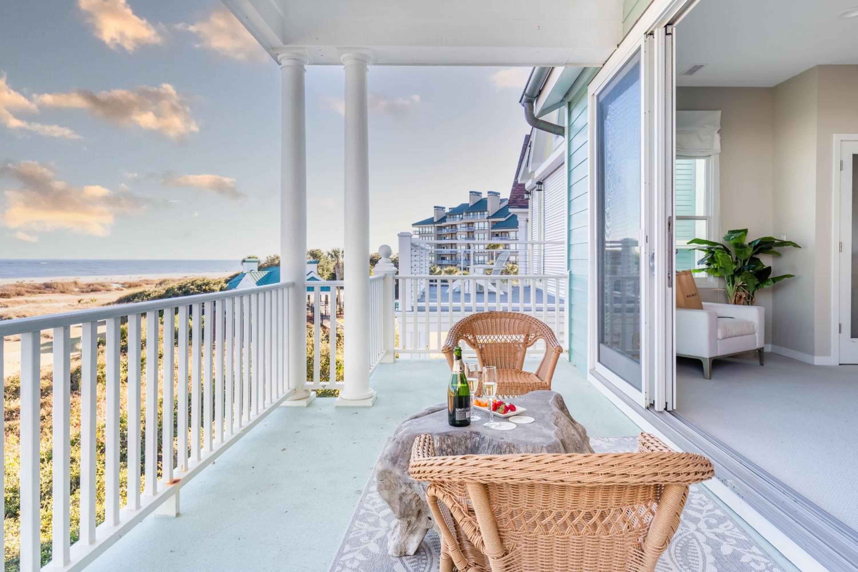 High Tide By AvantStay Incredible Beach Front Home w Pool