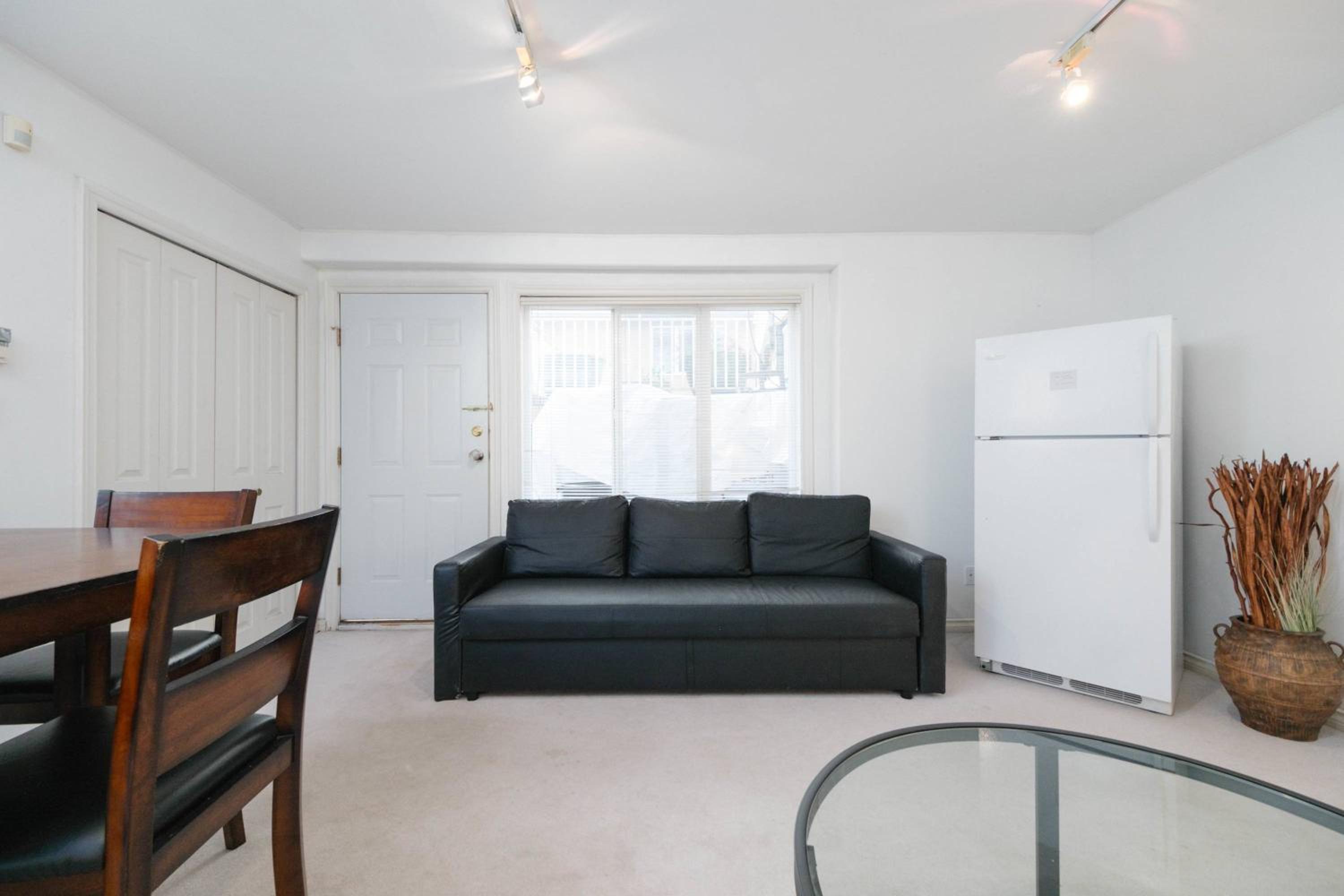 2 Bedroom Basement Guesthouse in Vancouver