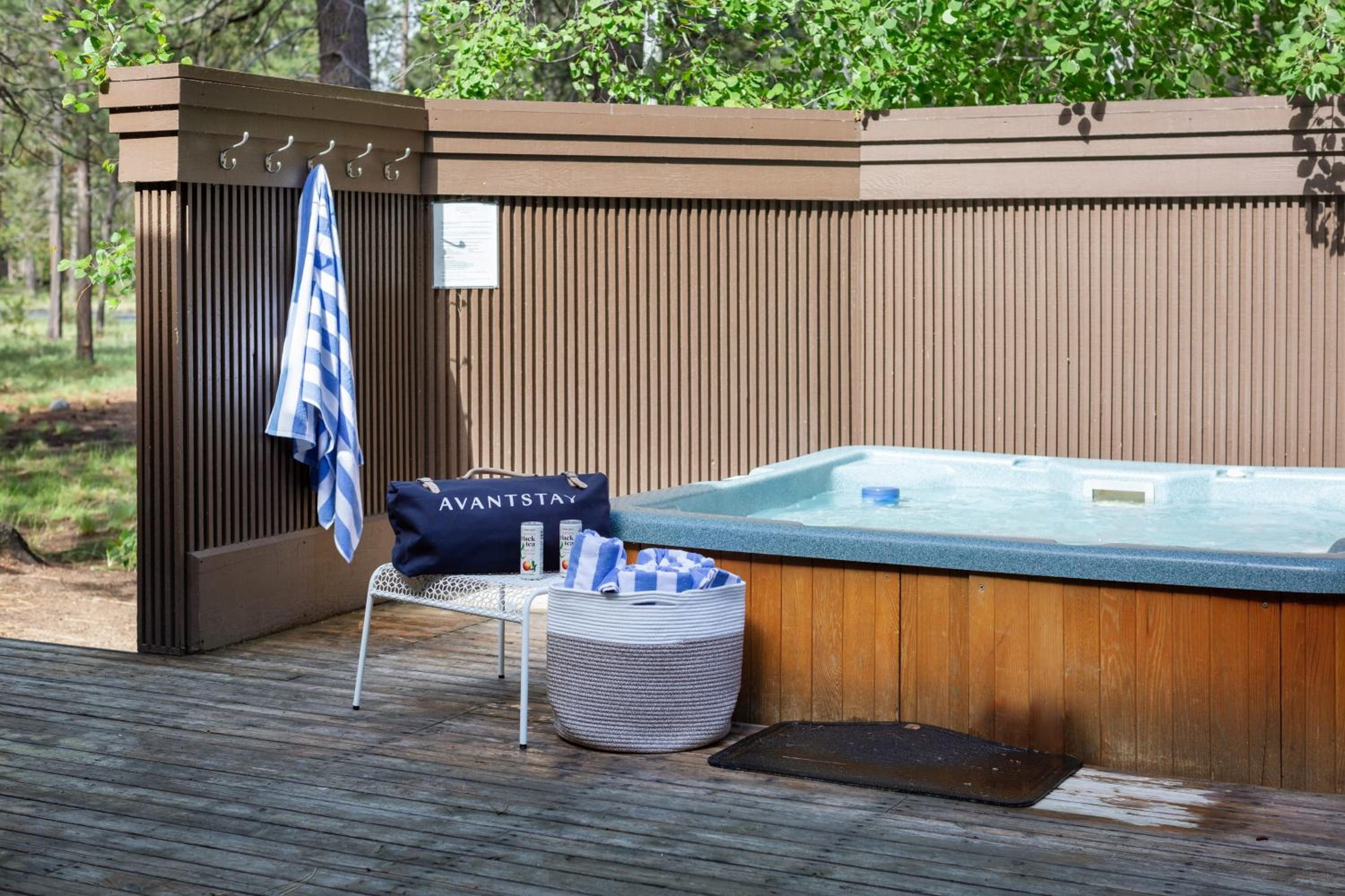 Skylight by AvantStay Elevated Mountain Home w Hot Tub Billiards Large Patio