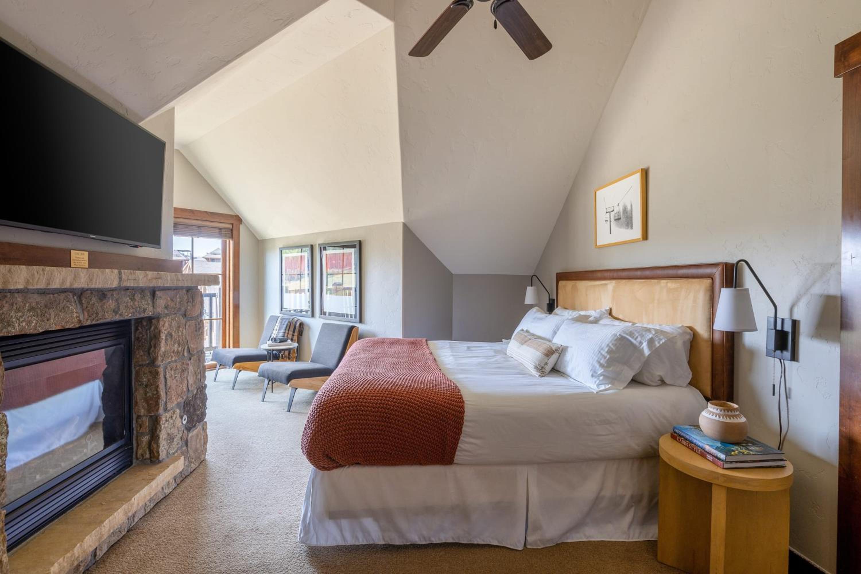 Twin Chutes by AvantStay Beautiful Ski in Ski out Condo w access to Hot Tub Gym