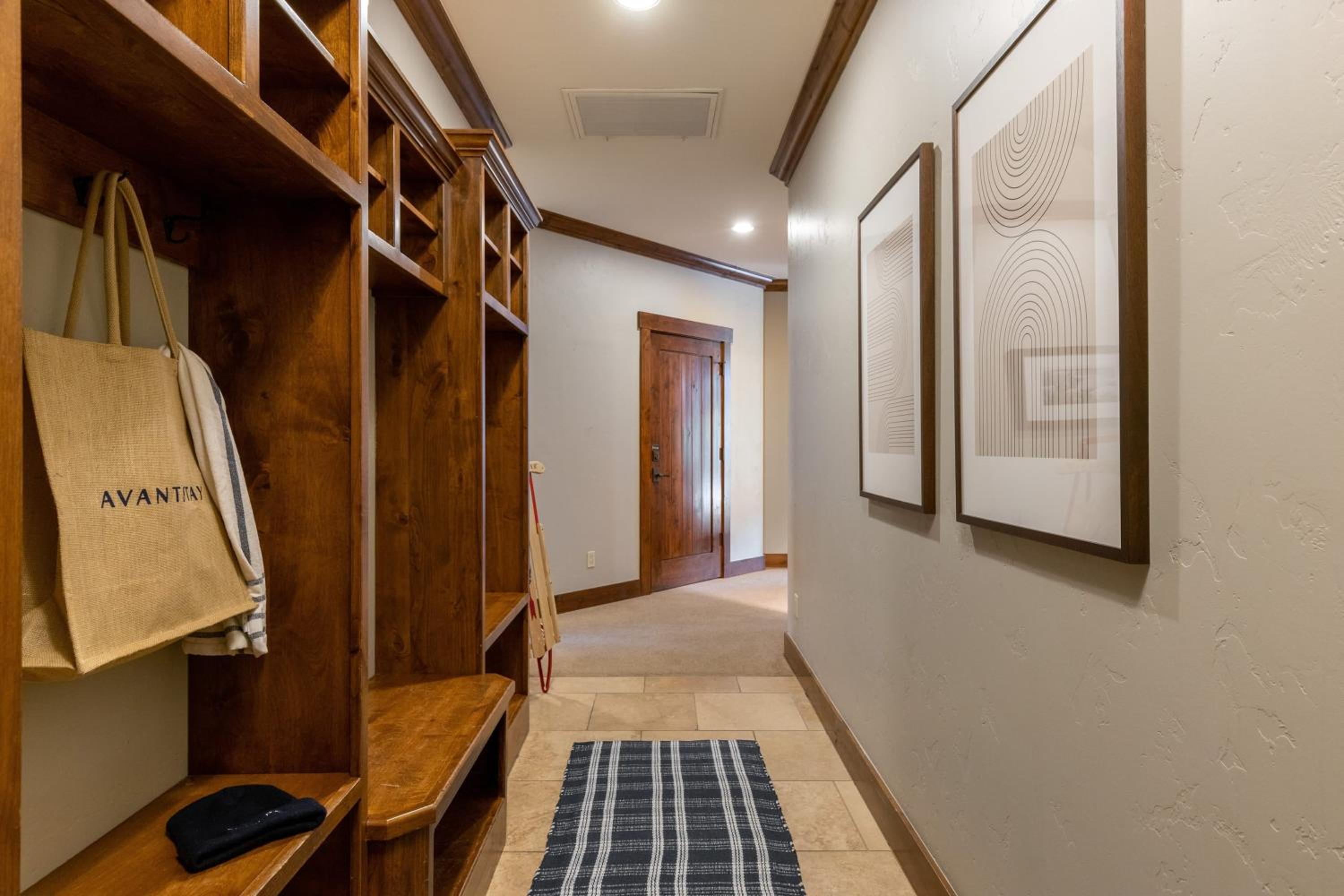 Twin Chutes by AvantStay Beautiful Ski in Ski out Condo w access to Hot Tub Gym