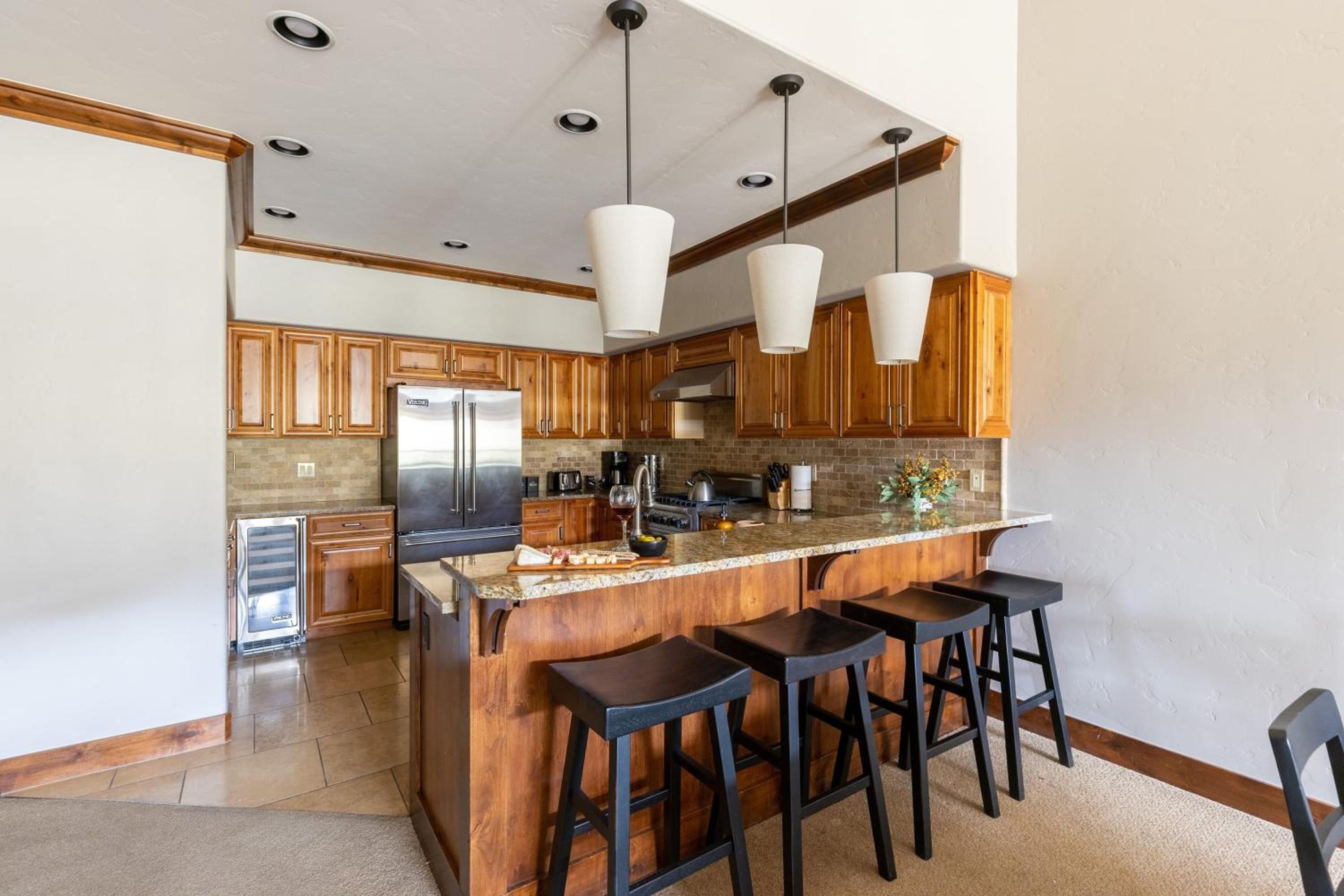 Twin Chutes by AvantStay Beautiful Ski in Ski out Condo w access to Hot Tub Gym