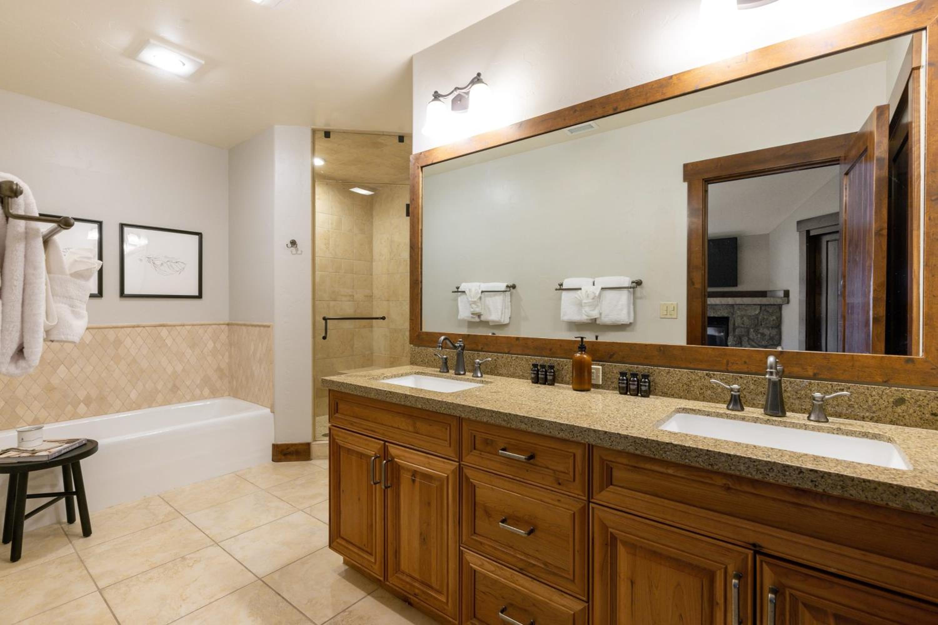 Twin Chutes by AvantStay Beautiful Ski in Ski out Condo w access to Hot Tub Gym