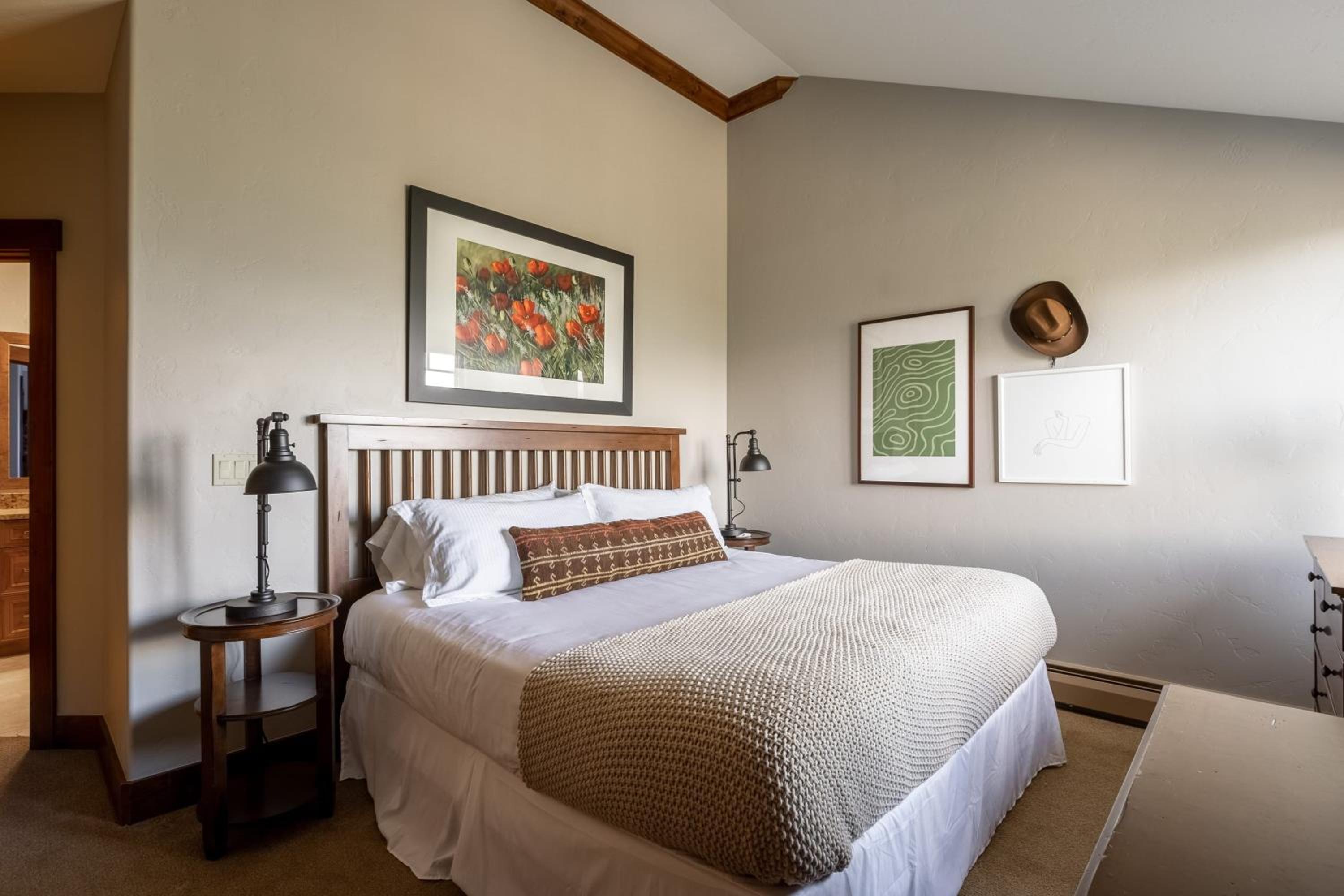 Twin Chutes by AvantStay Beautiful Ski in Ski out Condo w access to Hot Tub Gym