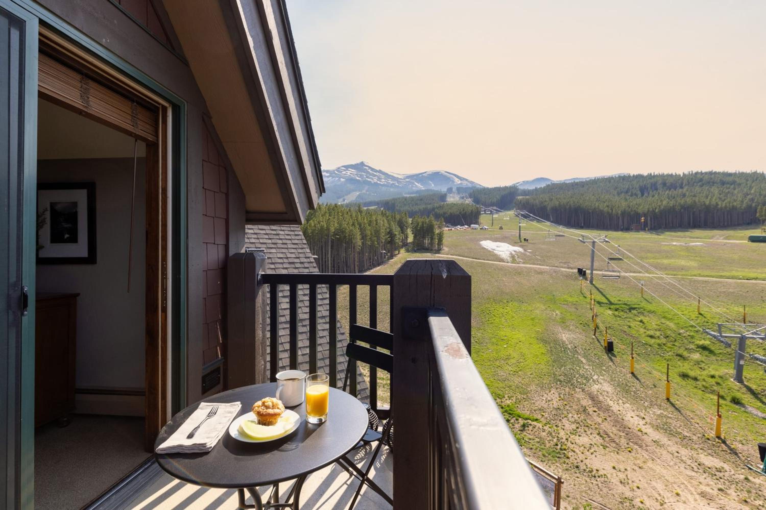 Twin Chutes by AvantStay Beautiful Ski in Ski out Condo w access to Hot Tub Gym