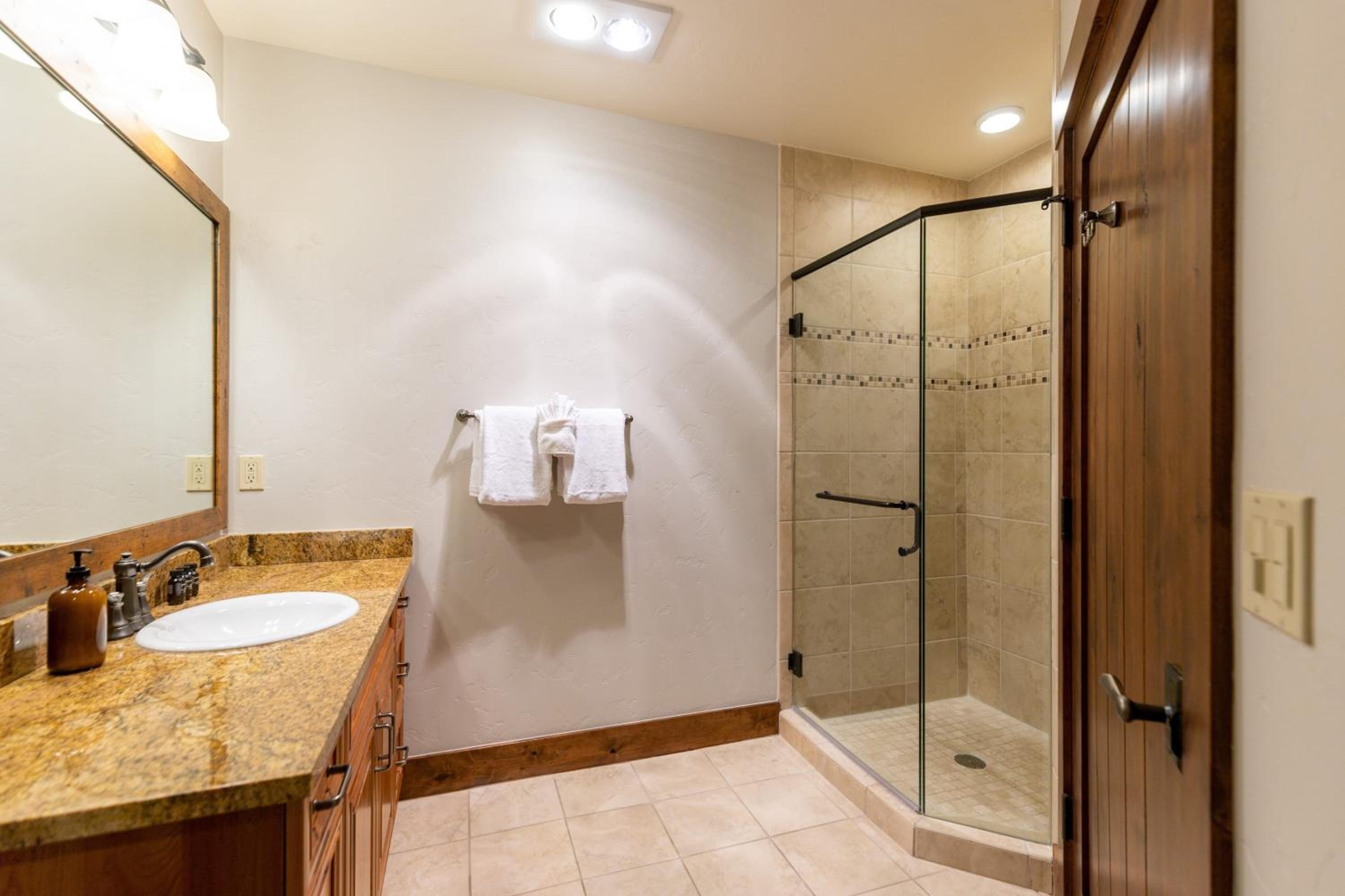 Twin Chutes by AvantStay Beautiful Ski in Ski out Condo w access to Hot Tub Gym