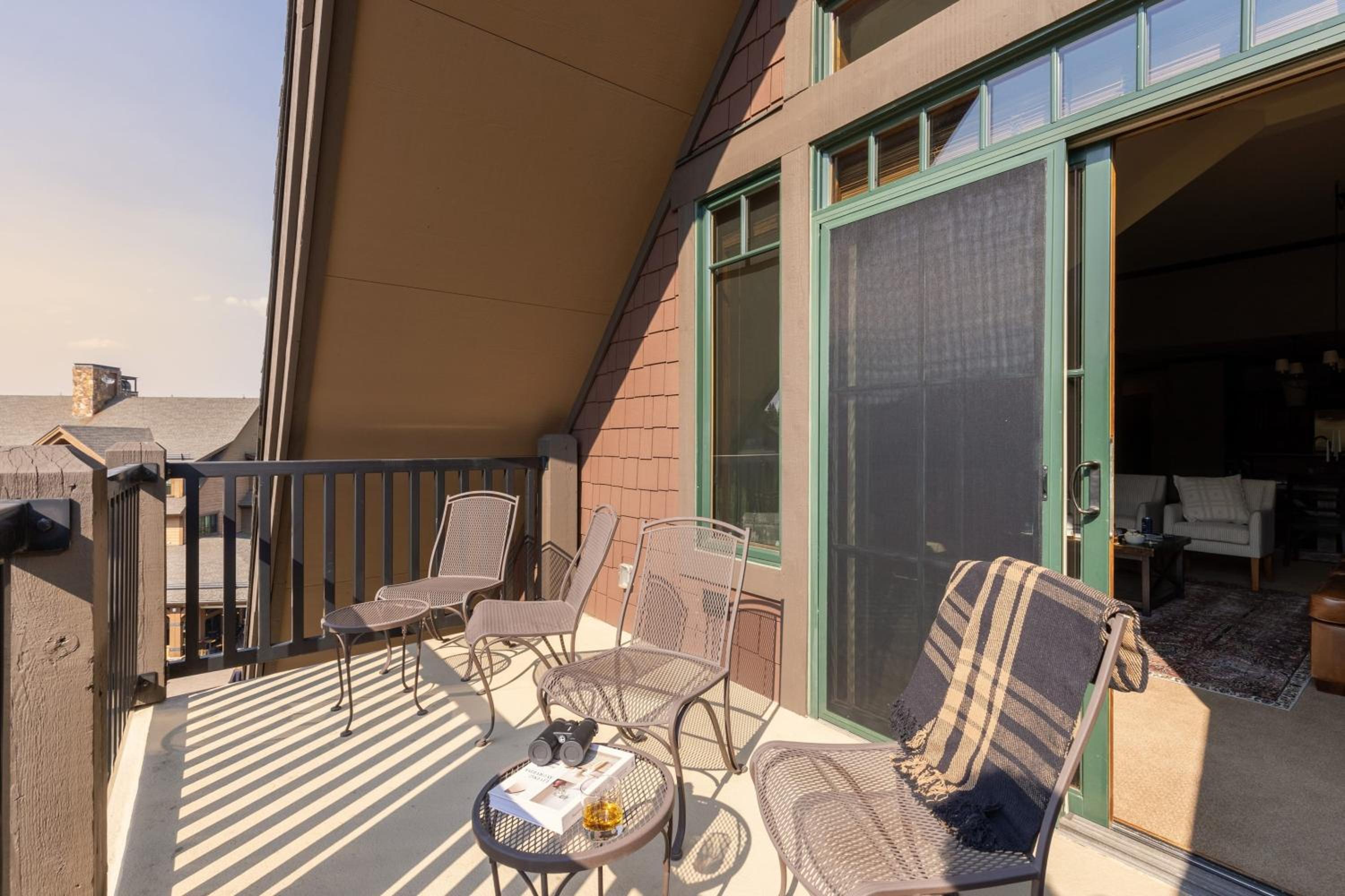 Twin Chutes by AvantStay Beautiful Ski in Ski out Condo w access to Hot Tub Gym