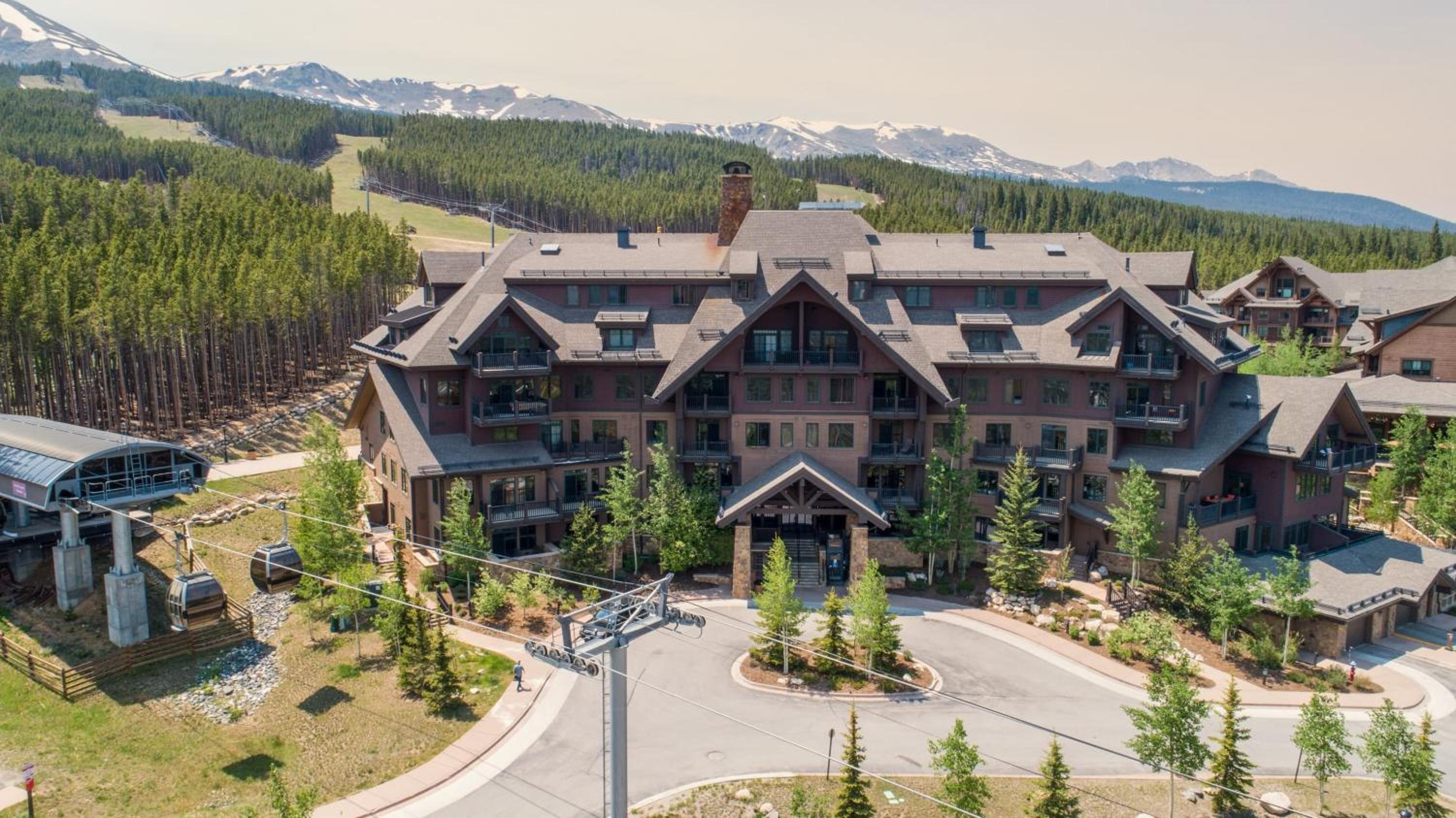 Twin Chutes by AvantStay Beautiful Ski in Ski out Condo w access to Hot Tub Gym