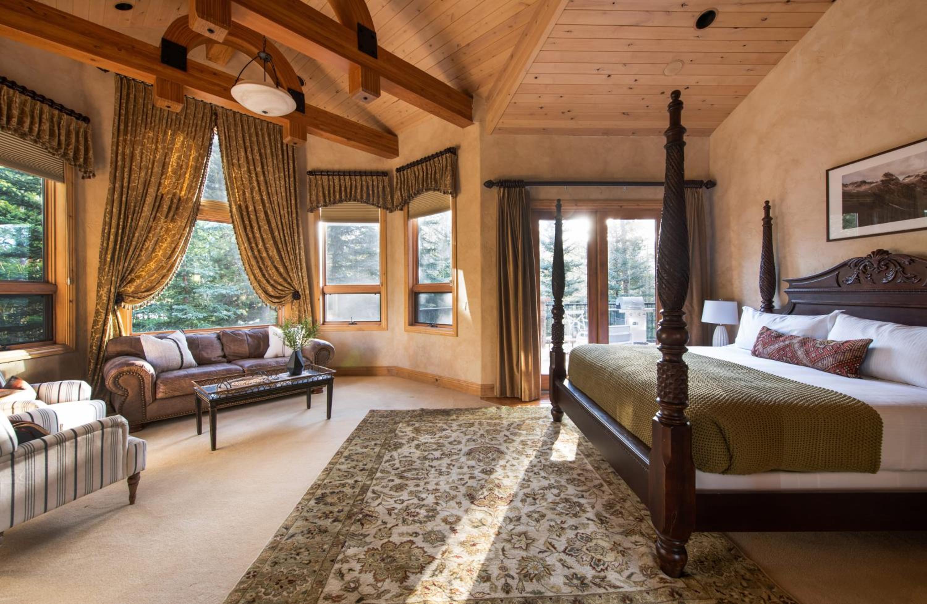 Cherry Ridge by AvantStay Incredible Mountain Mansion w Game Room Hot Tub Views