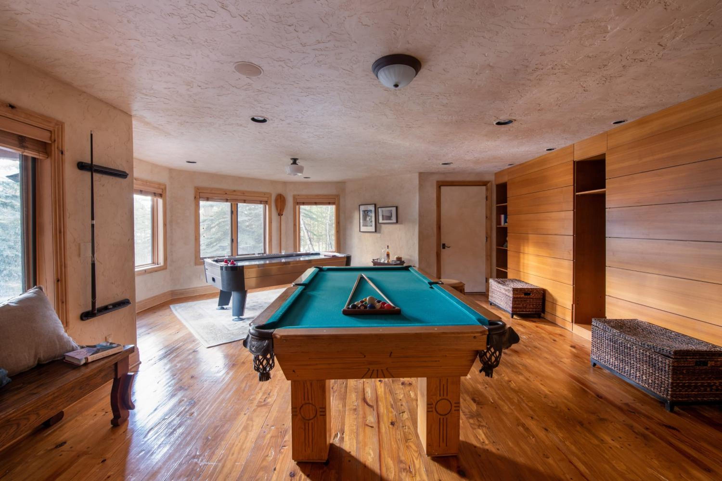 Cherry Ridge by AvantStay Incredible Mountain Mansion w Game Room Hot Tub Views