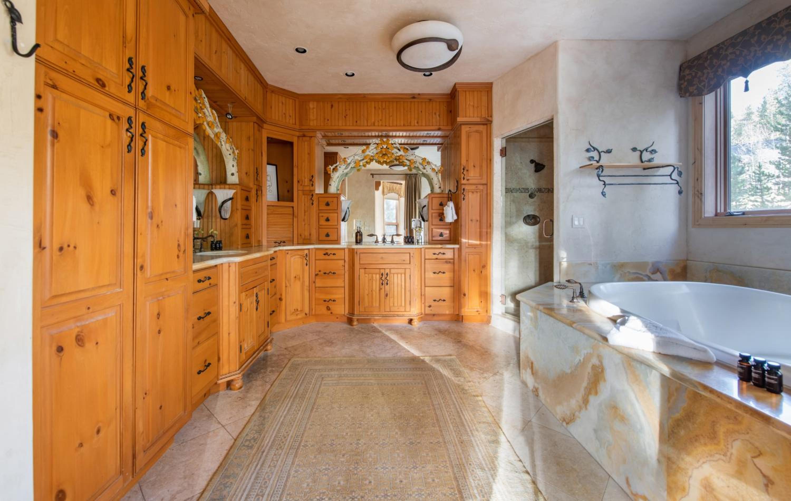 Cherry Ridge by AvantStay Incredible Mountain Mansion w Game Room Hot Tub Views
