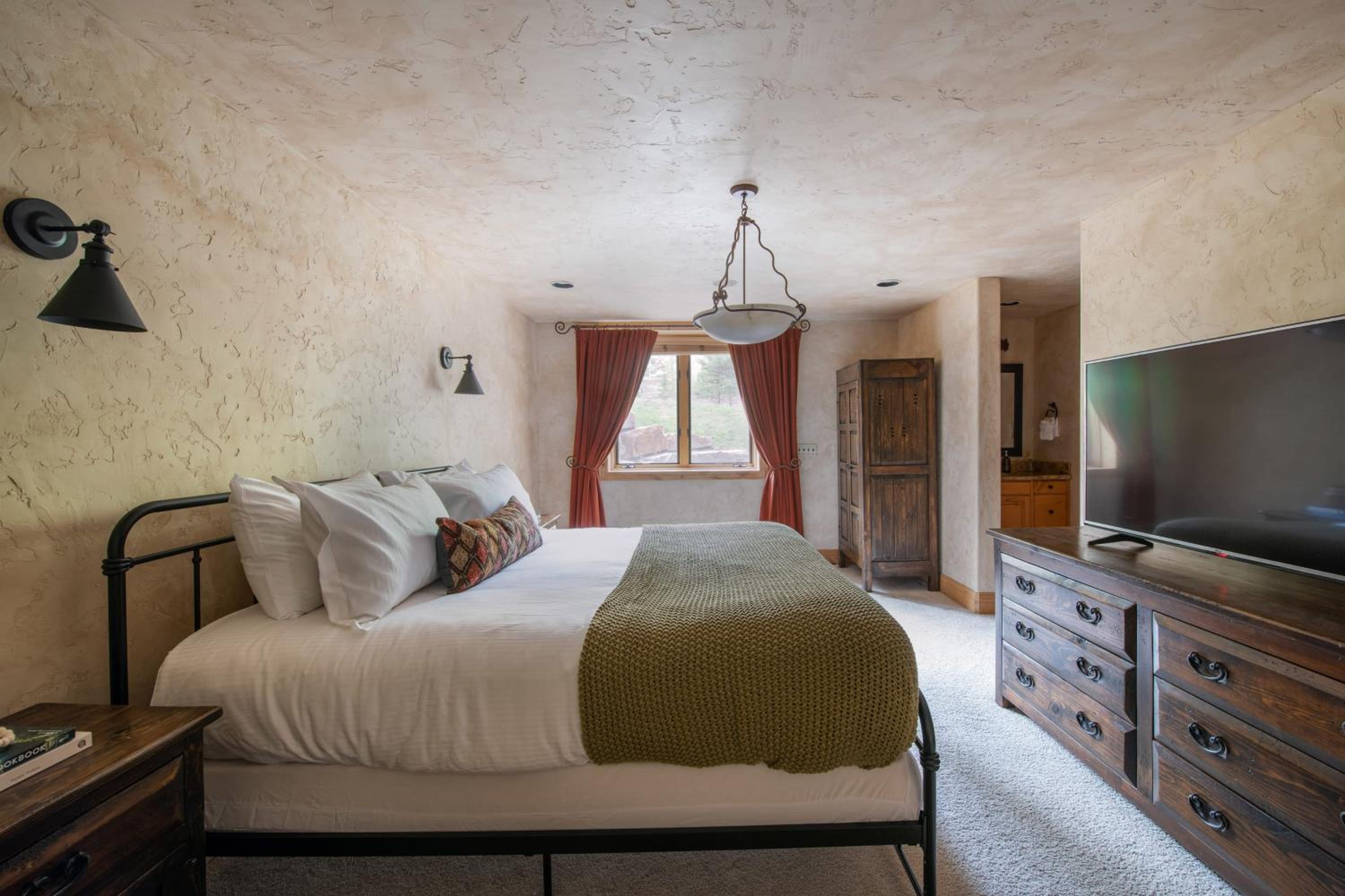 Cherry Ridge by AvantStay Incredible Mountain Mansion w Game Room Hot Tub Views