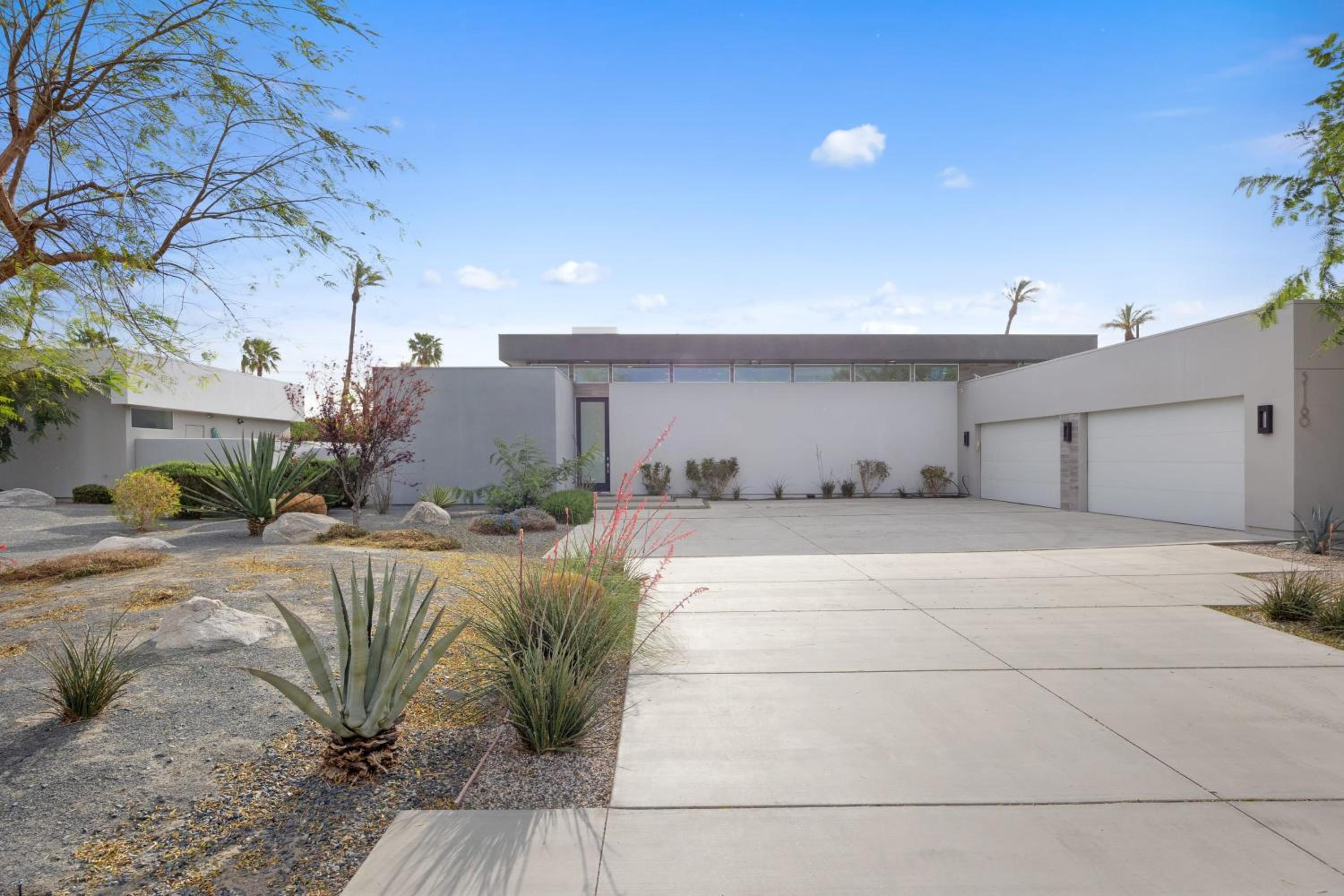 Sleeps 28 Bocce Ball Pool EV Charger Near Coachella Polo Villas Paradise