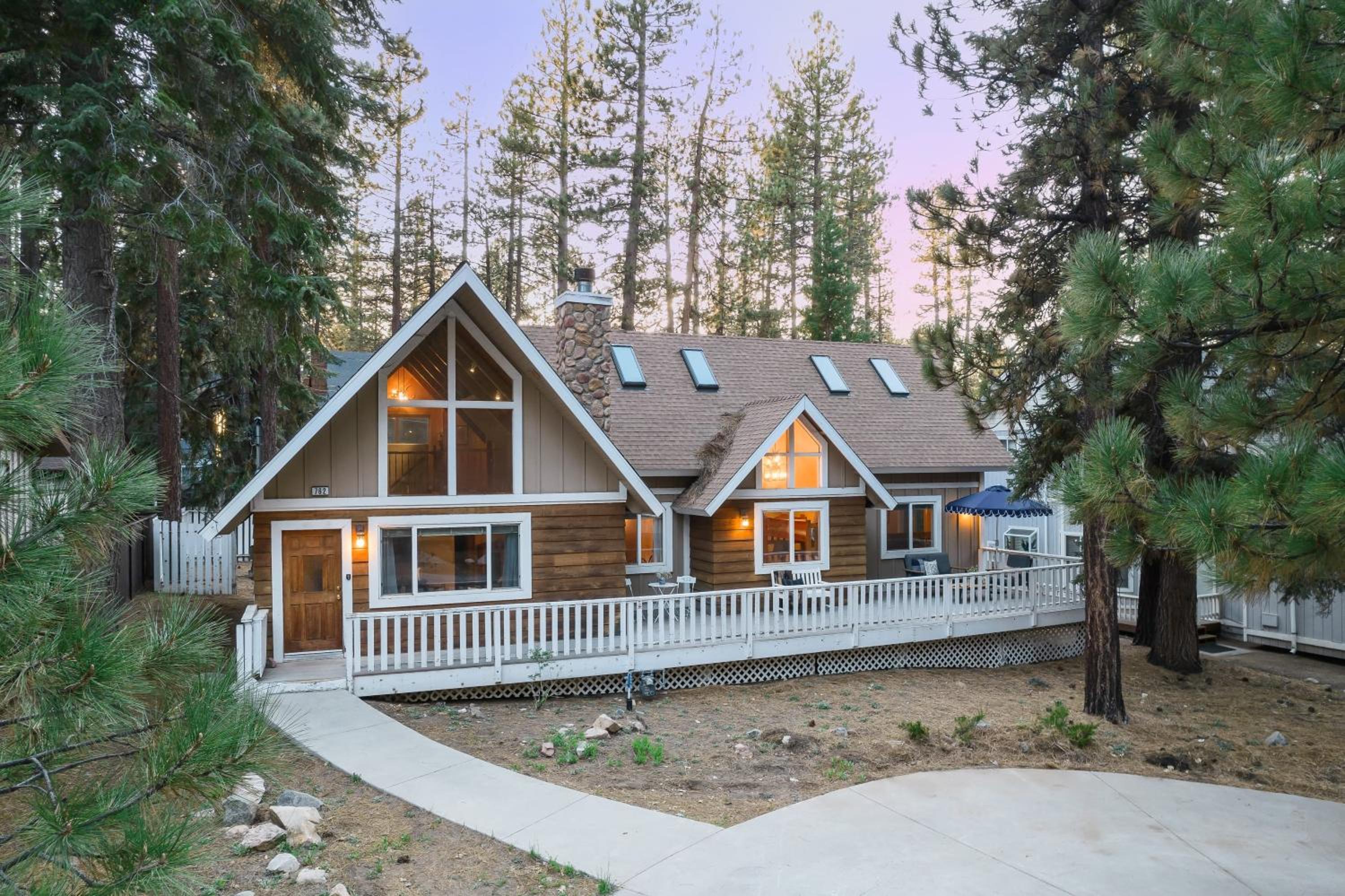 Hartwood by AvantStay Cozy Big Bear Abode w Spacious Deck Stone Fireplace