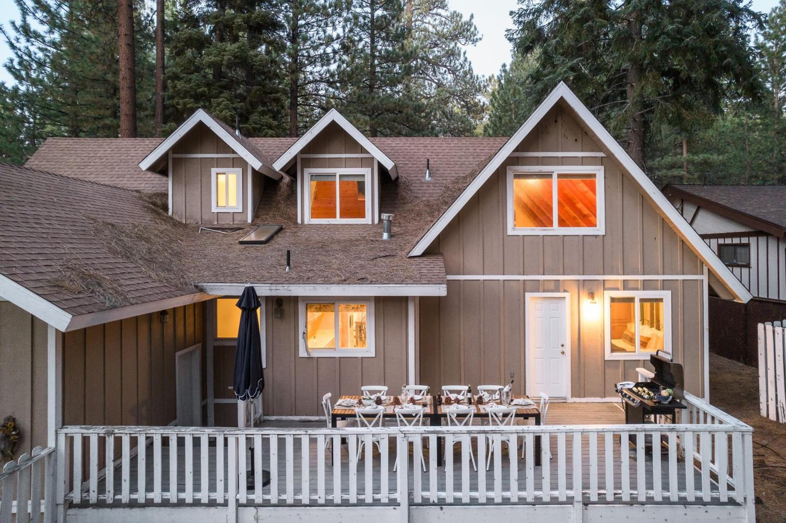 Hartwood by AvantStay Cozy Big Bear Abode w Spacious Deck Stone Fireplace