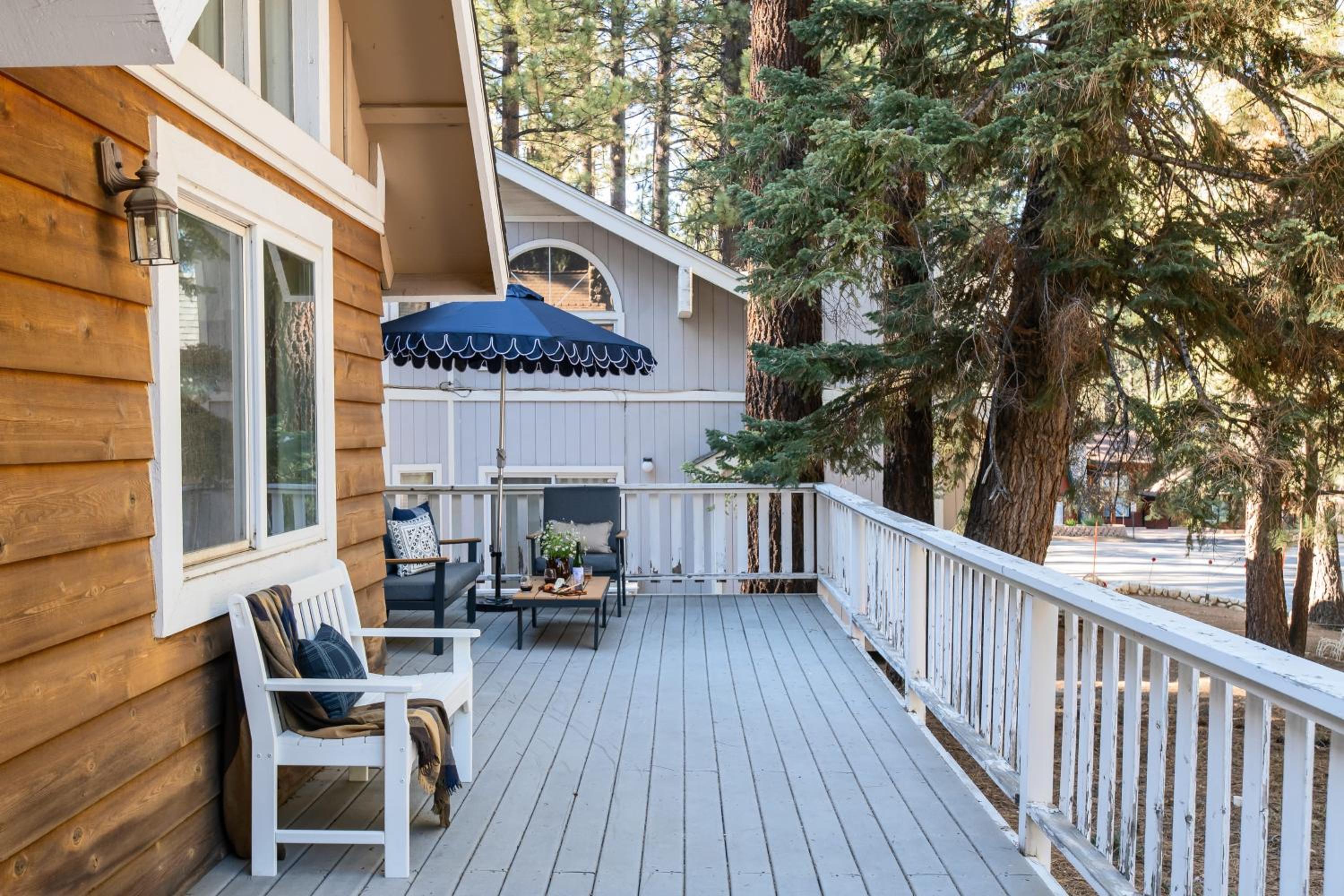Hartwood by AvantStay Cozy Big Bear Abode w Spacious Deck Stone Fireplace