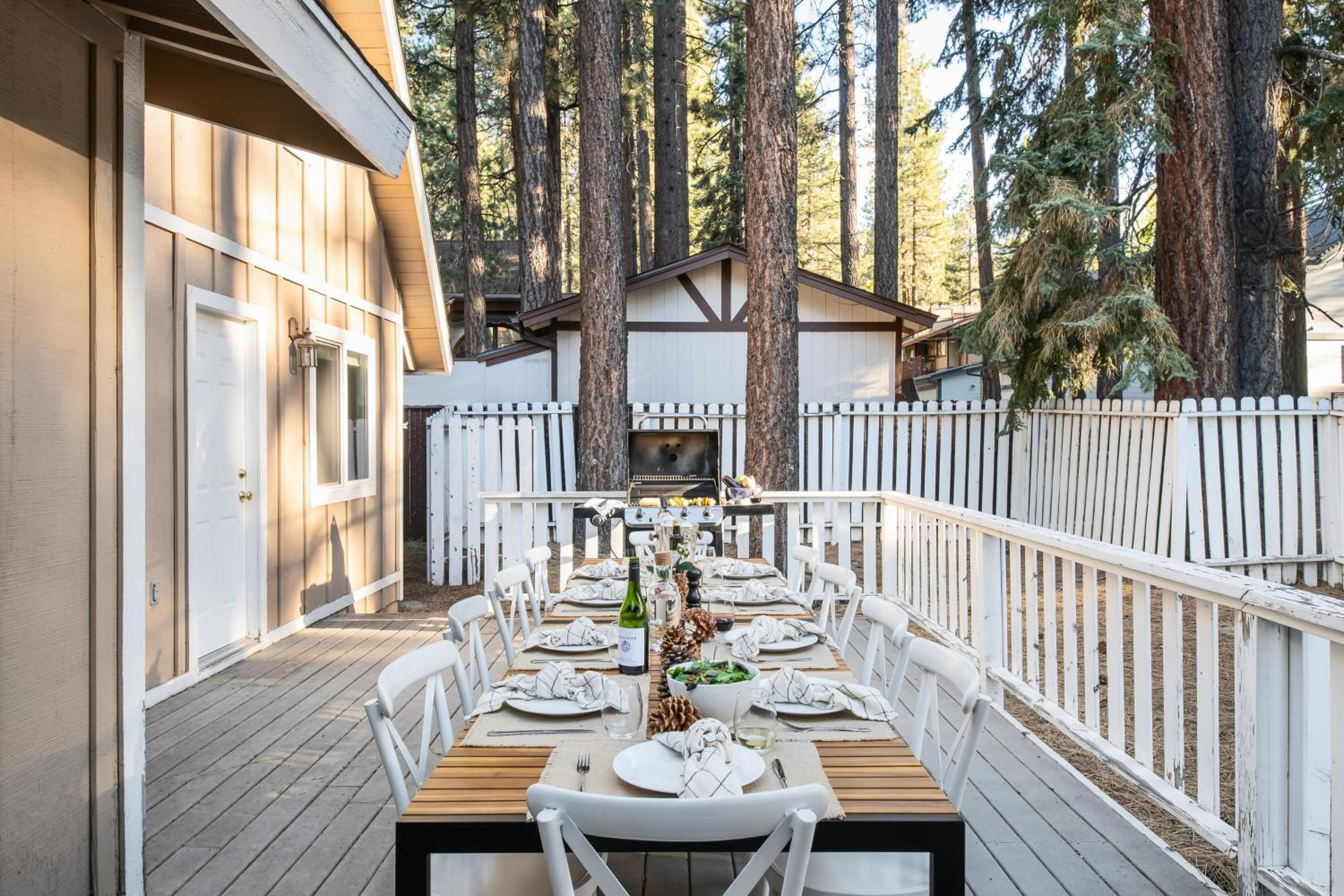 Hartwood by AvantStay Cozy Big Bear Abode w Spacious Deck Stone Fireplace