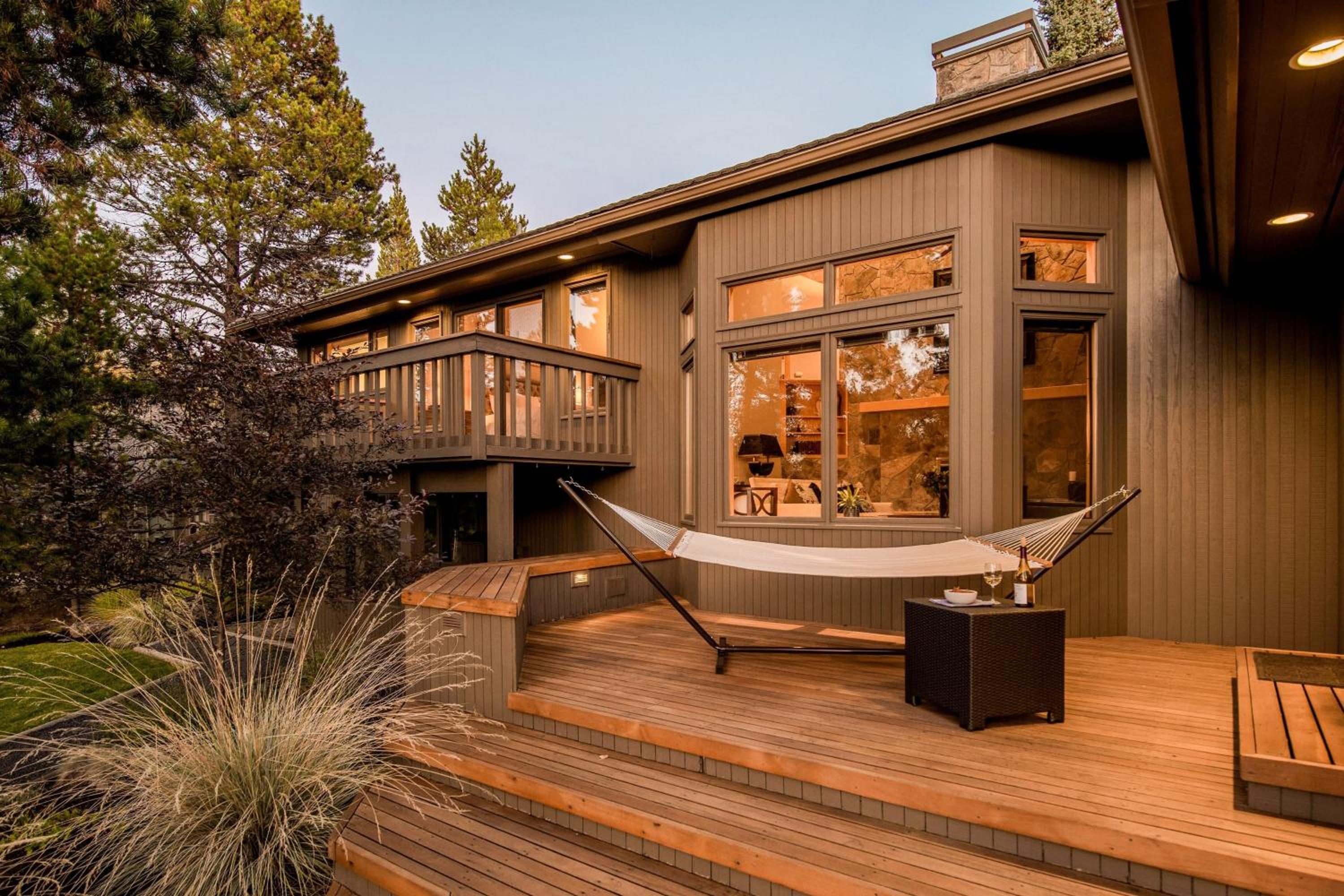 Sunriver by AvantStay Cozy Mountain Home w Indoor Pool and Hot Tub